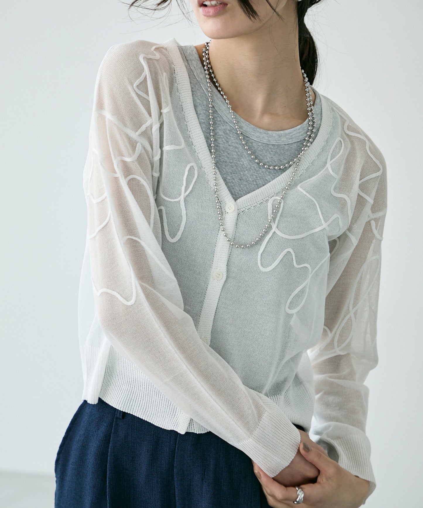 天竺編み刺繍入りVネックカーディガン