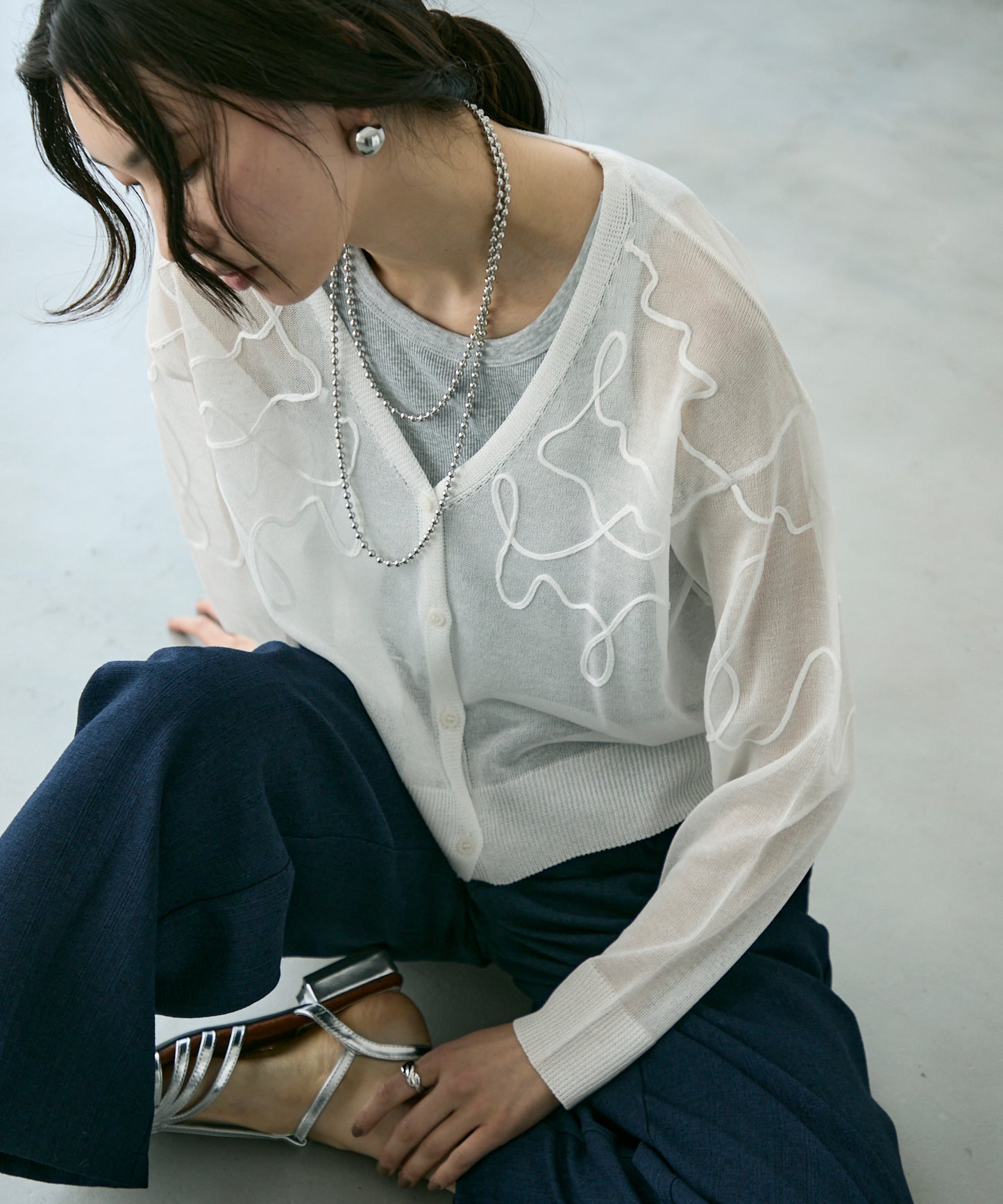 天竺編み刺繍入りVネックカーディガン