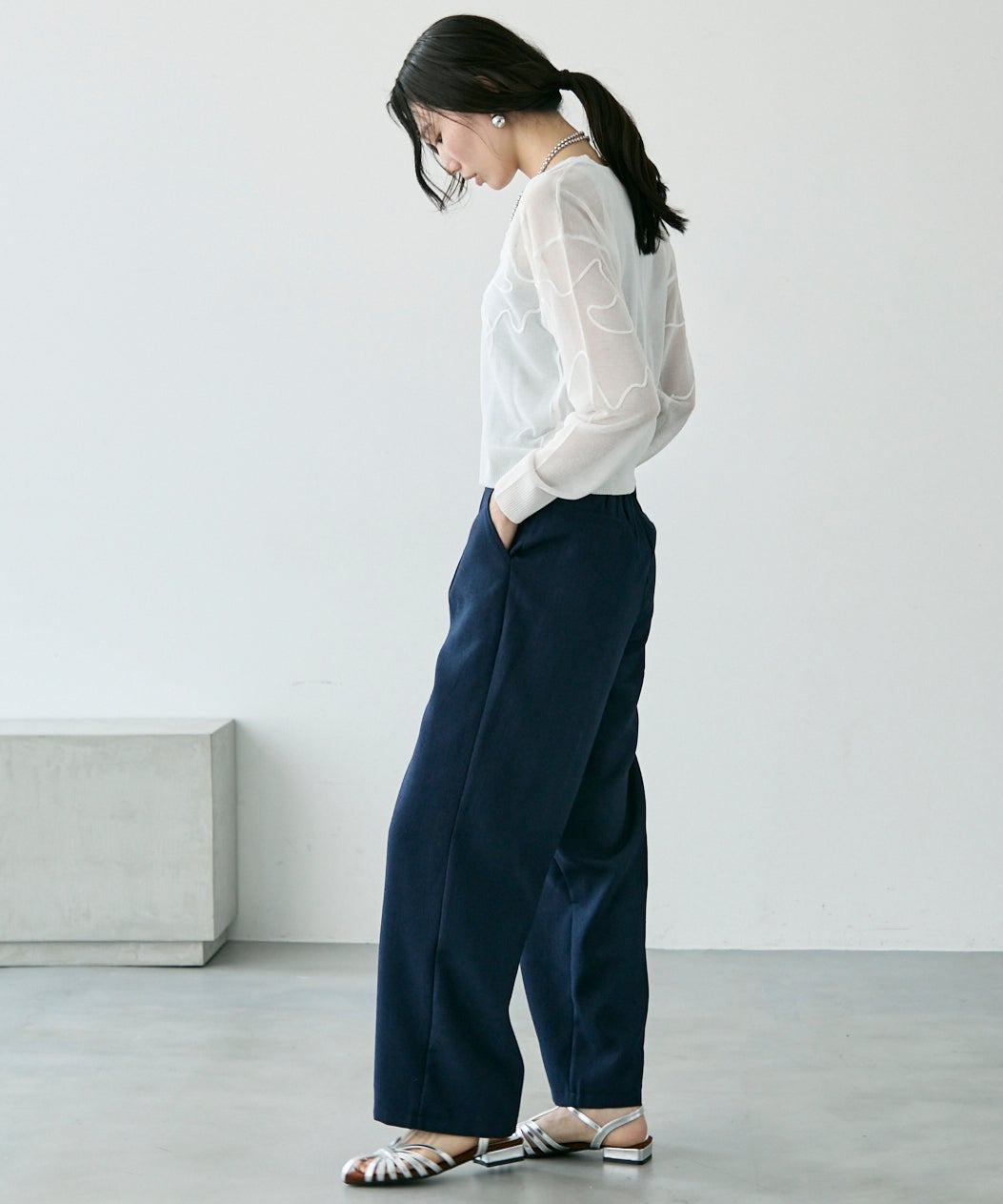 天竺編み刺繍入りVネックカーディガン