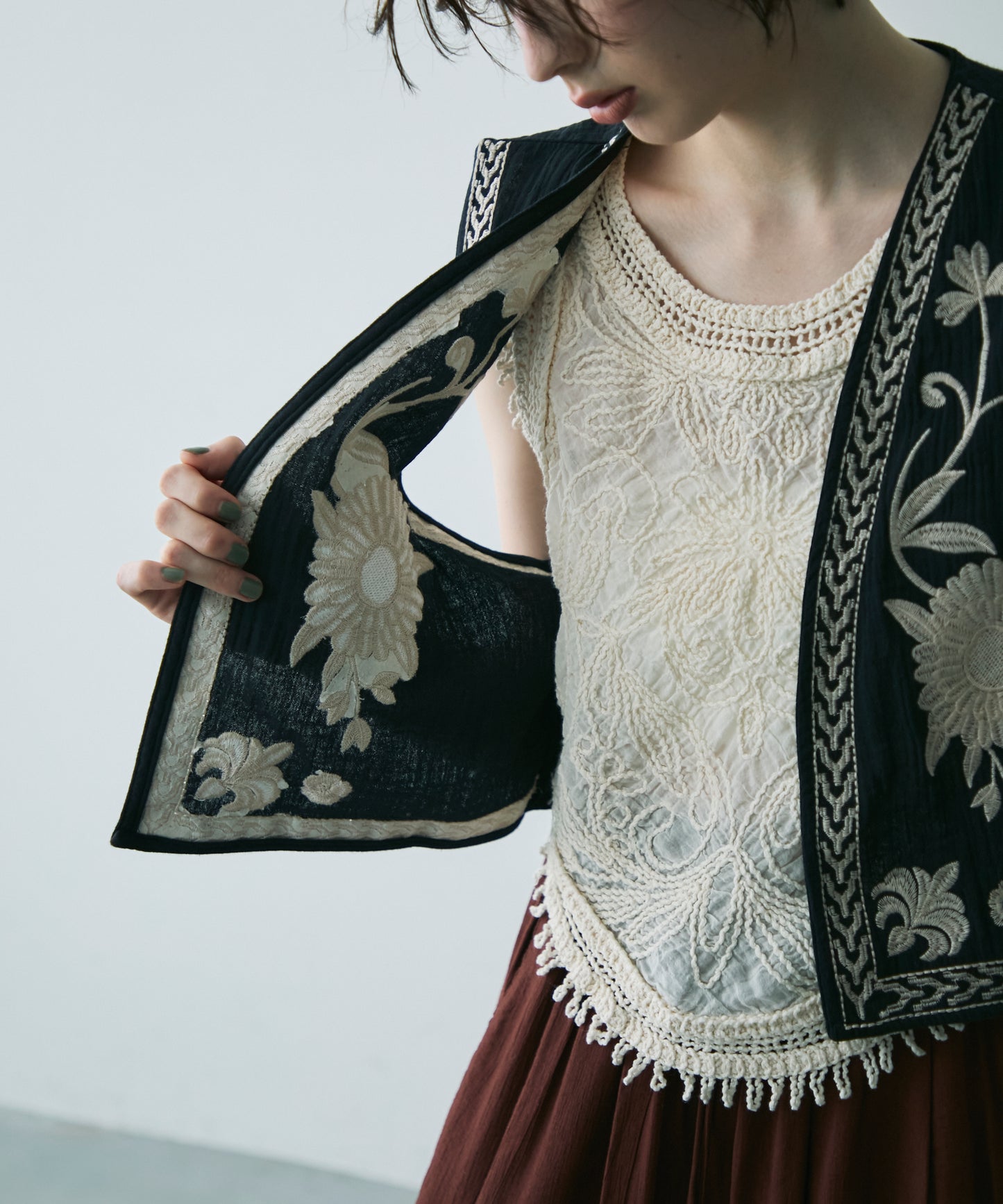 フリンジ刺繍ノースリブラウス