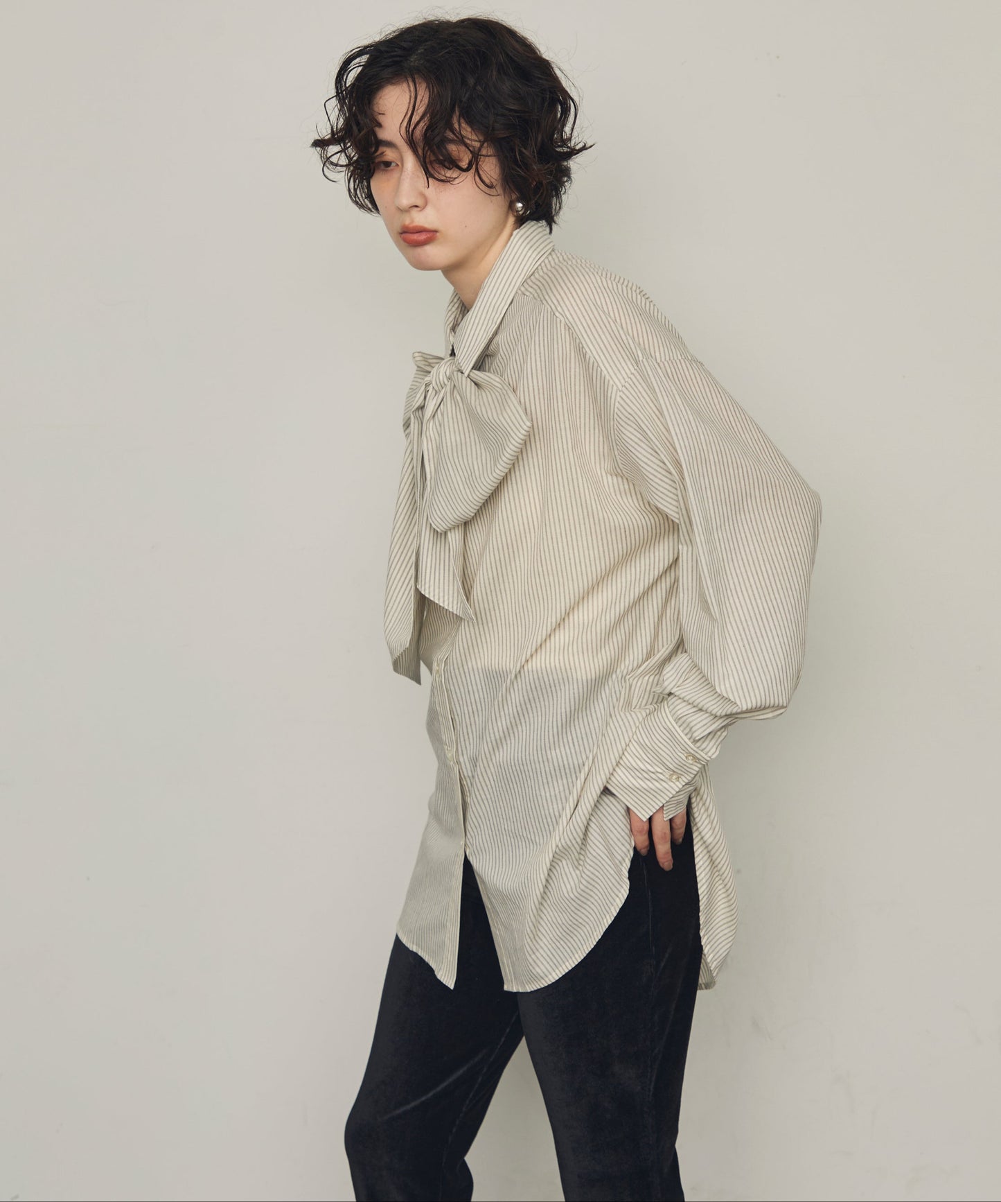 ボウタイ付きロングスリーブシャツ
