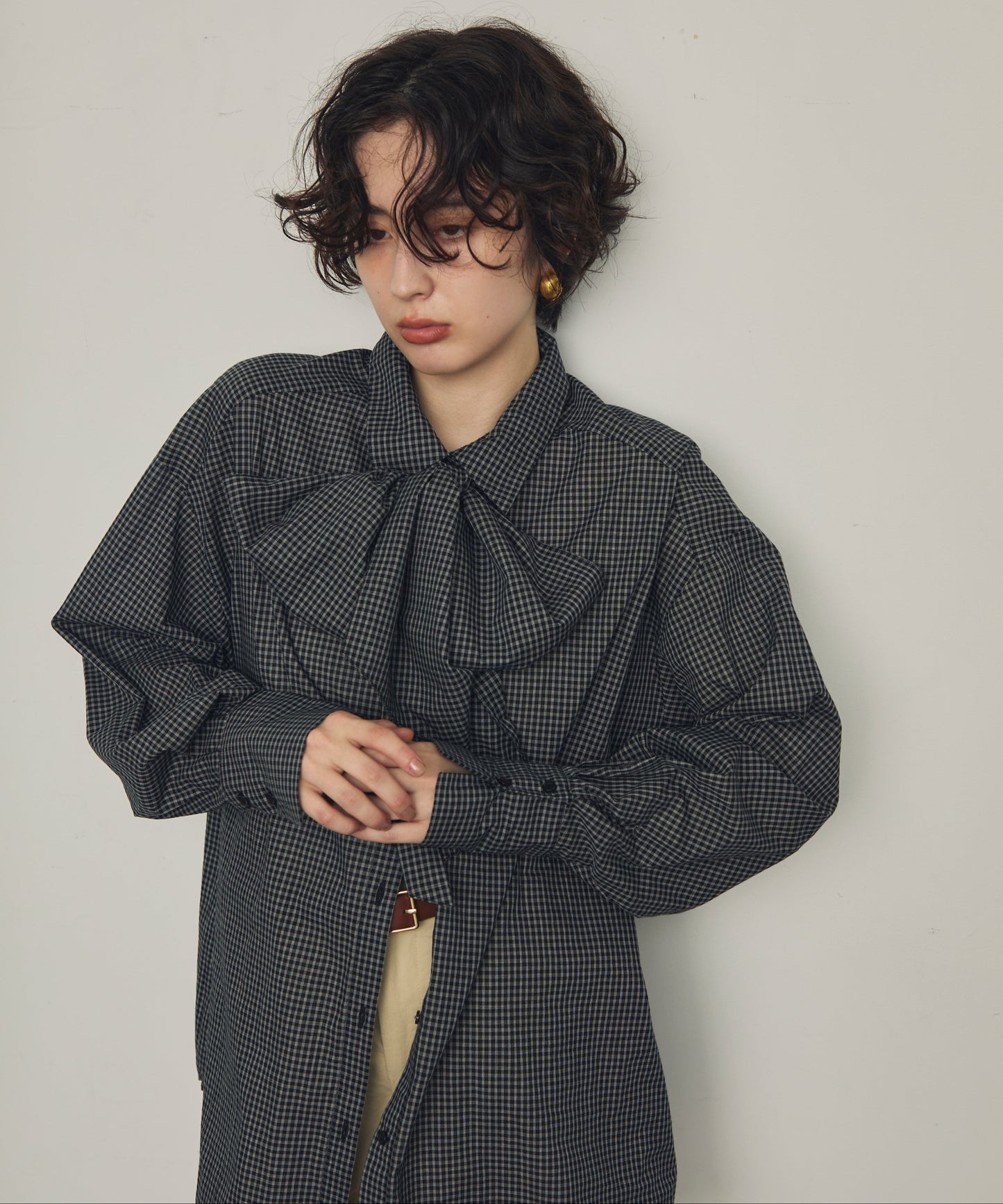 ボウタイ付きロングスリーブシャツ