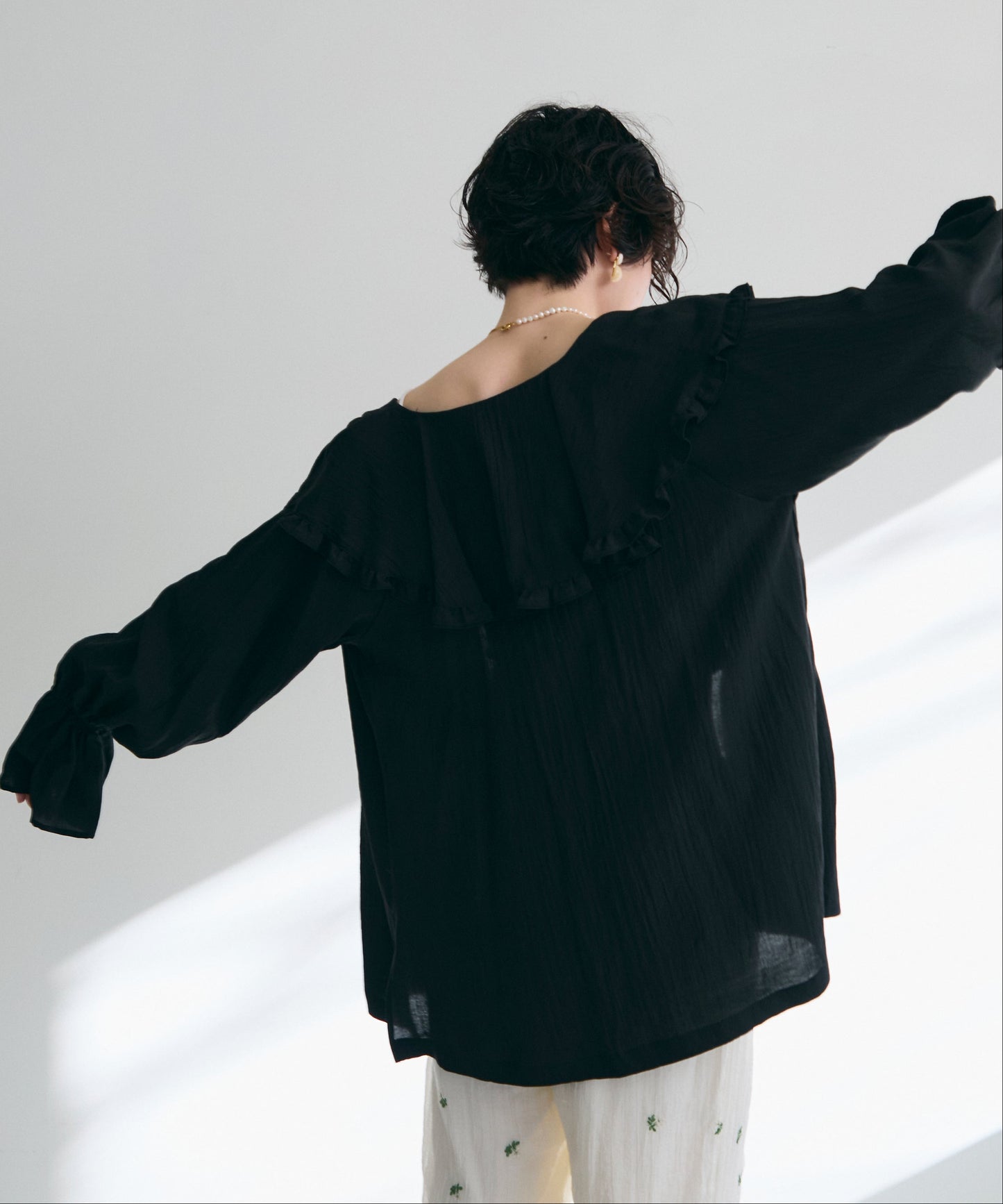 ラッフルカラーフリルブラウス