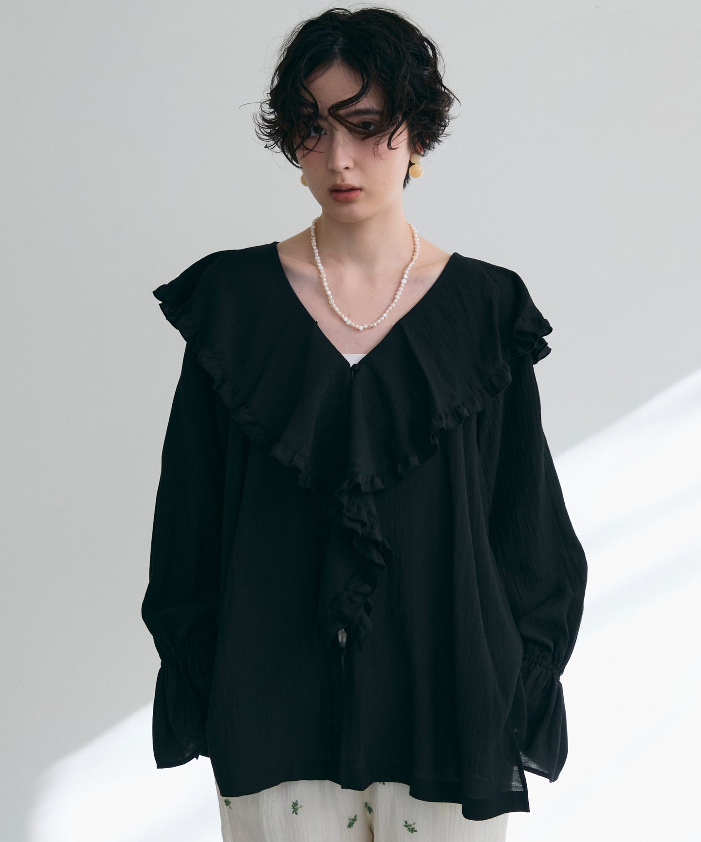 ラッフルカラーフリルブラウス