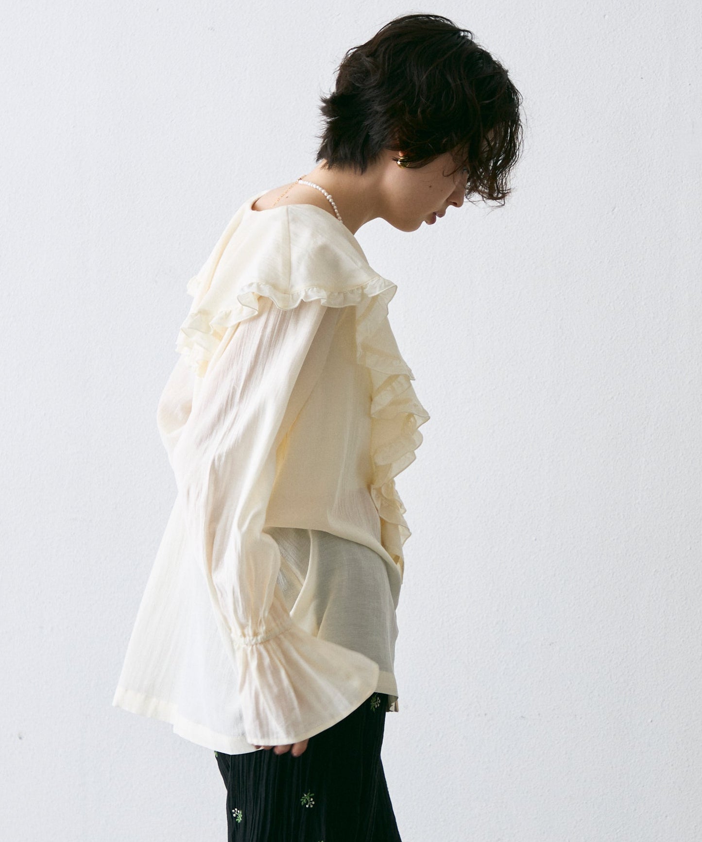 ラッフルカラーフリルブラウス
