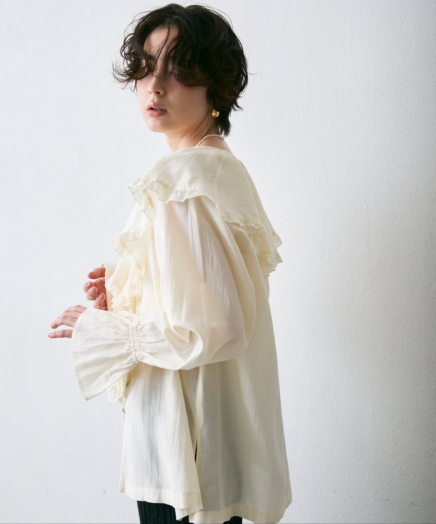 ラッフルカラーフリルブラウス