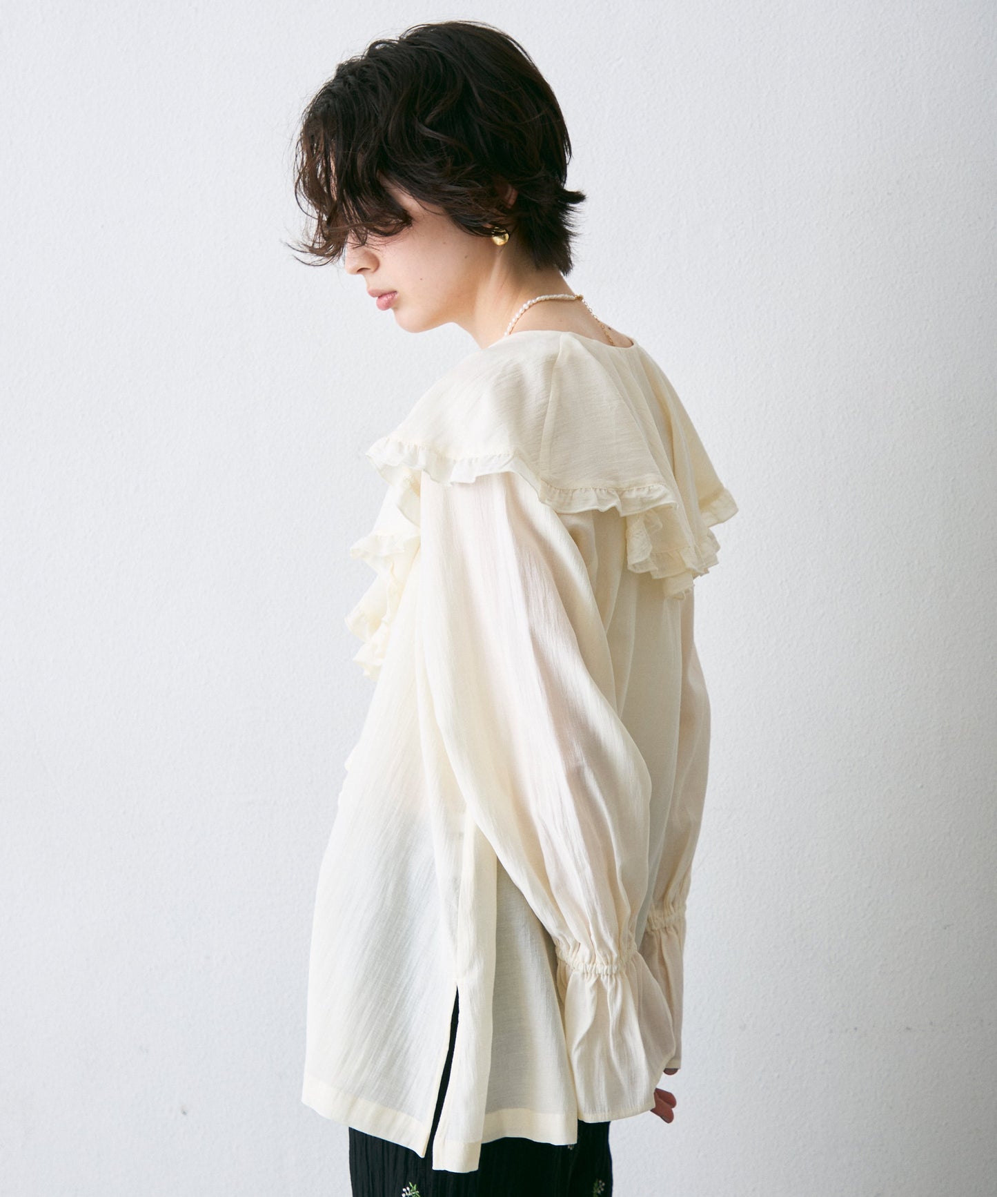 ラッフルカラーフリルブラウス