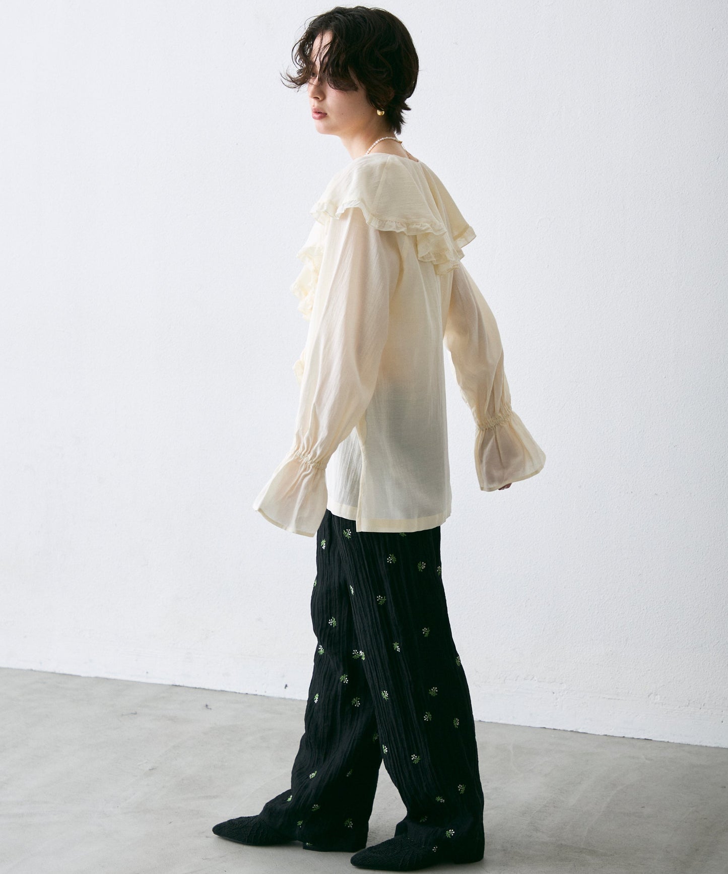 ラッフルカラーフリルブラウス