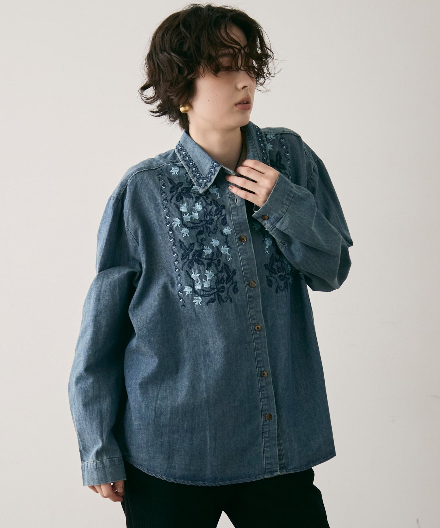 オリエンタル刺繍デニムシャツ