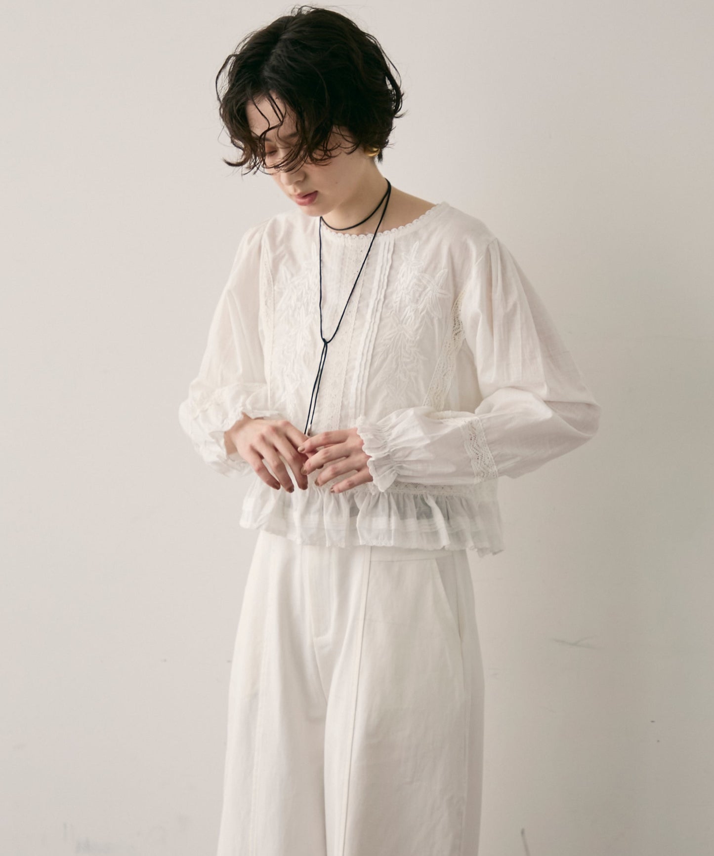 フォークロア刺繍フリルヘムブラウス