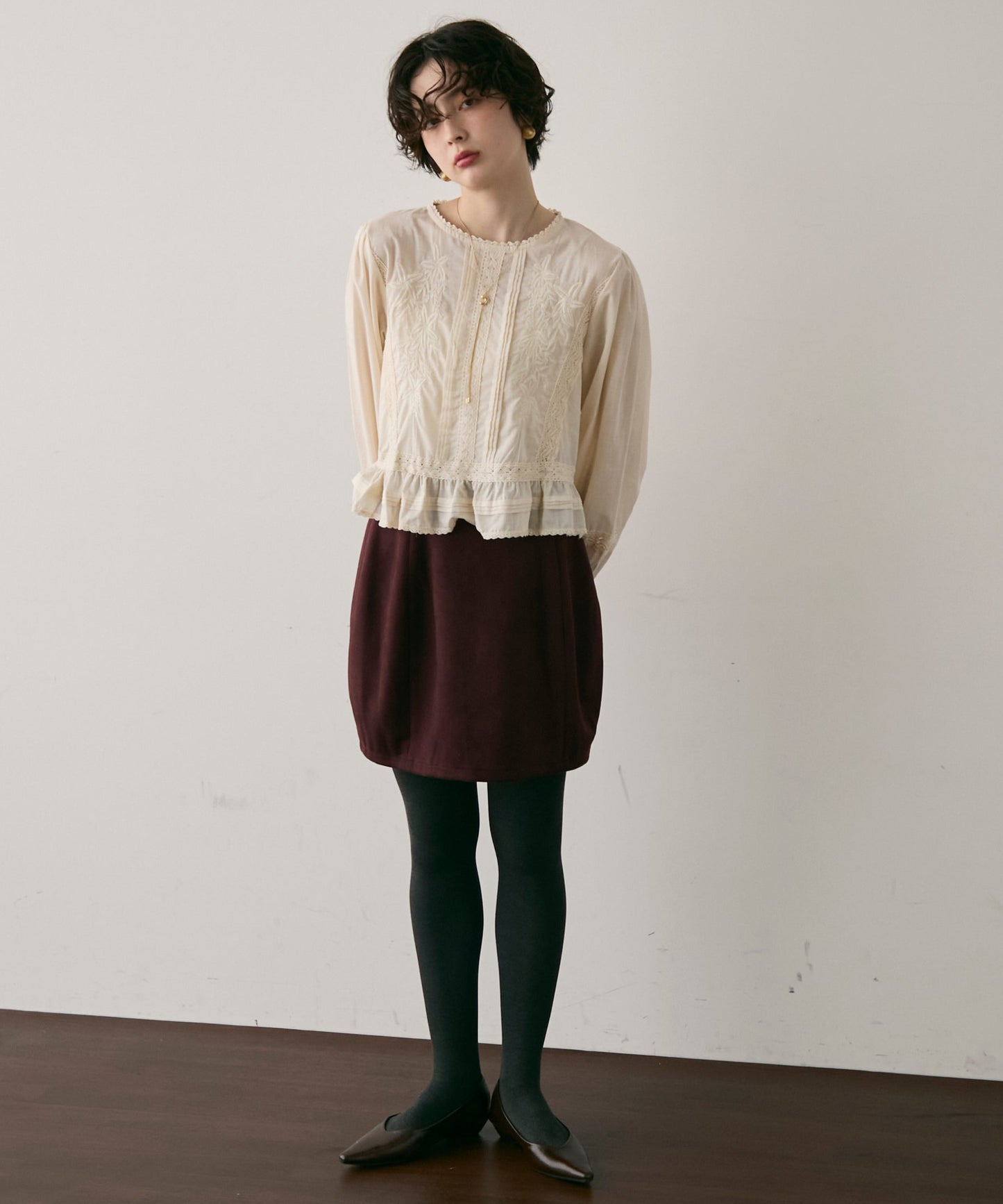 フォークロア刺繍フリルヘムブラウス