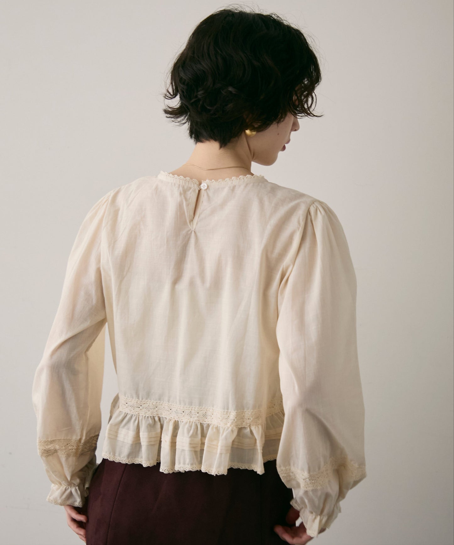 フォークロア刺繍フリルヘムブラウス