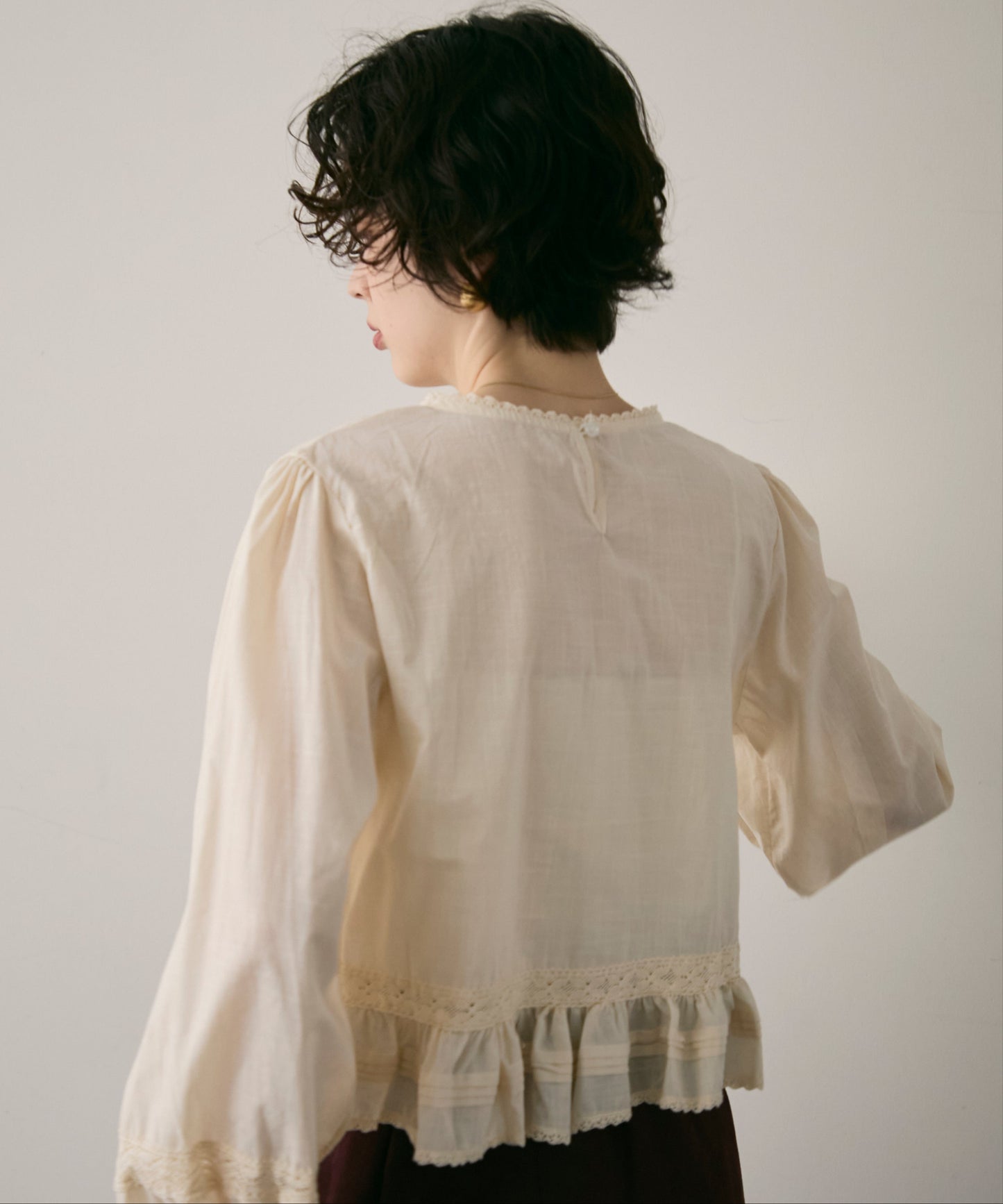 フォークロア刺繍フリルヘムブラウス