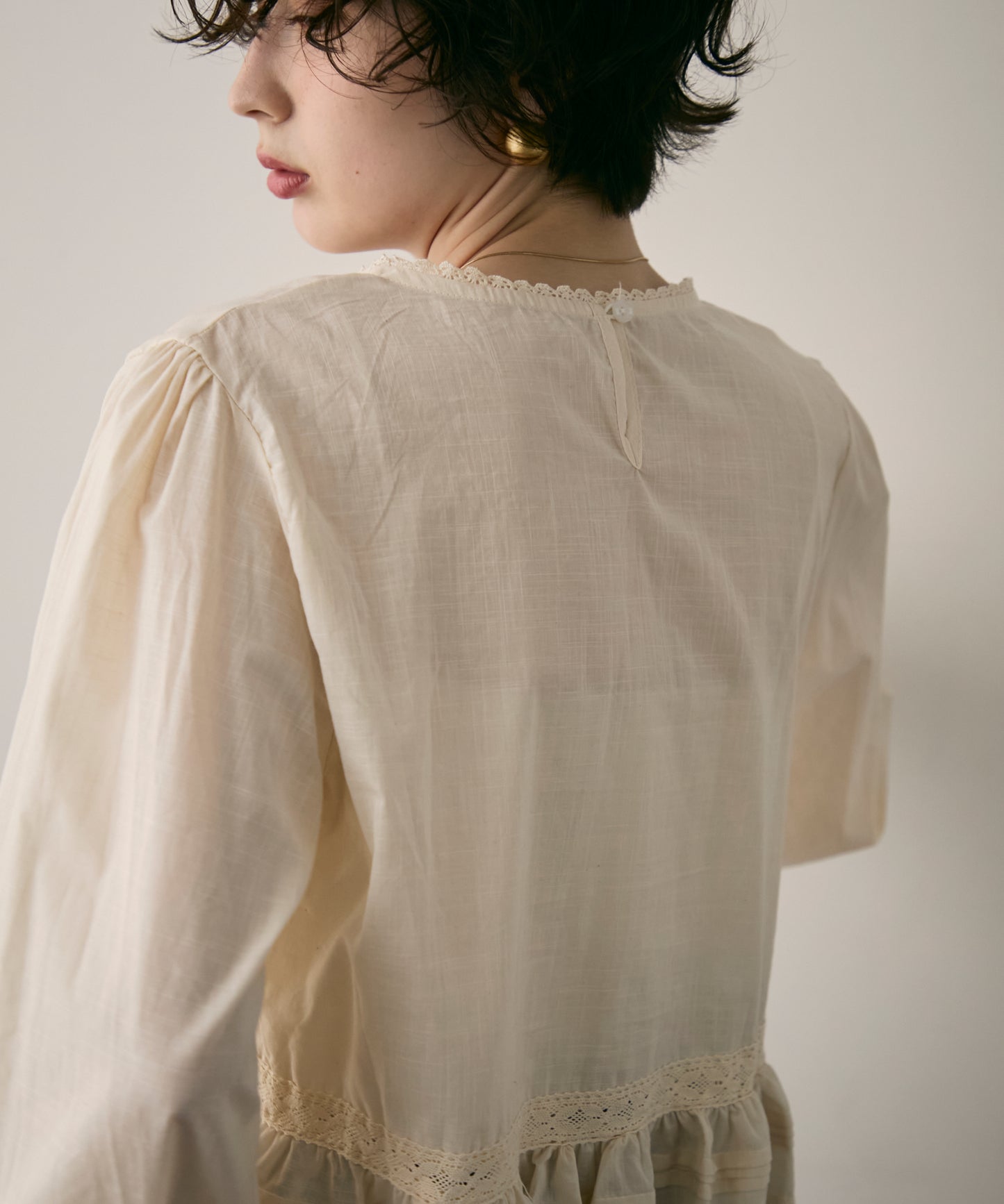 フォークロア刺繍フリルヘムブラウス
