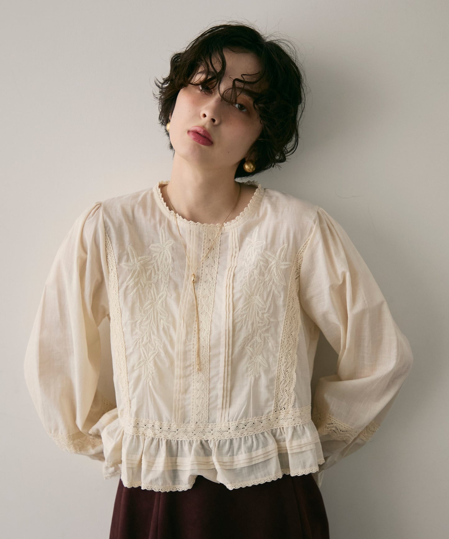 フォークロア刺繍フリルヘムブラウス