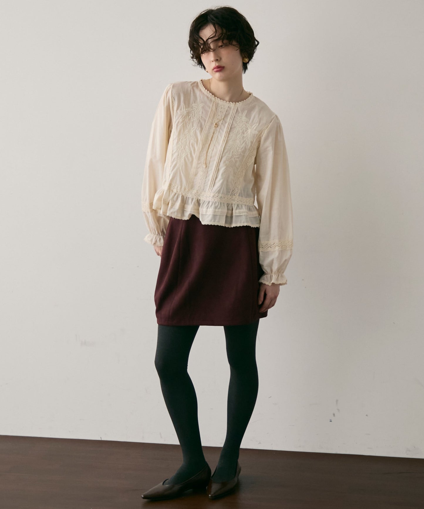フォークロア刺繍フリルヘムブラウス