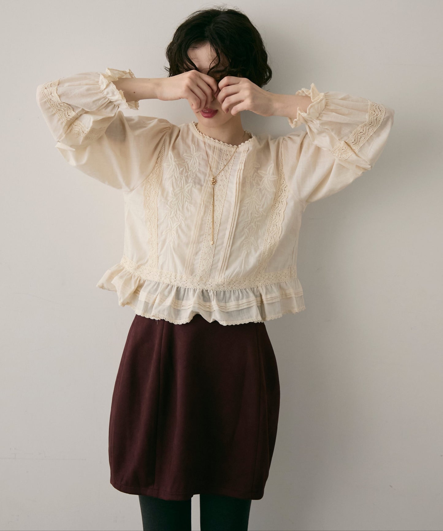 フォークロア刺繍フリルヘムブラウス