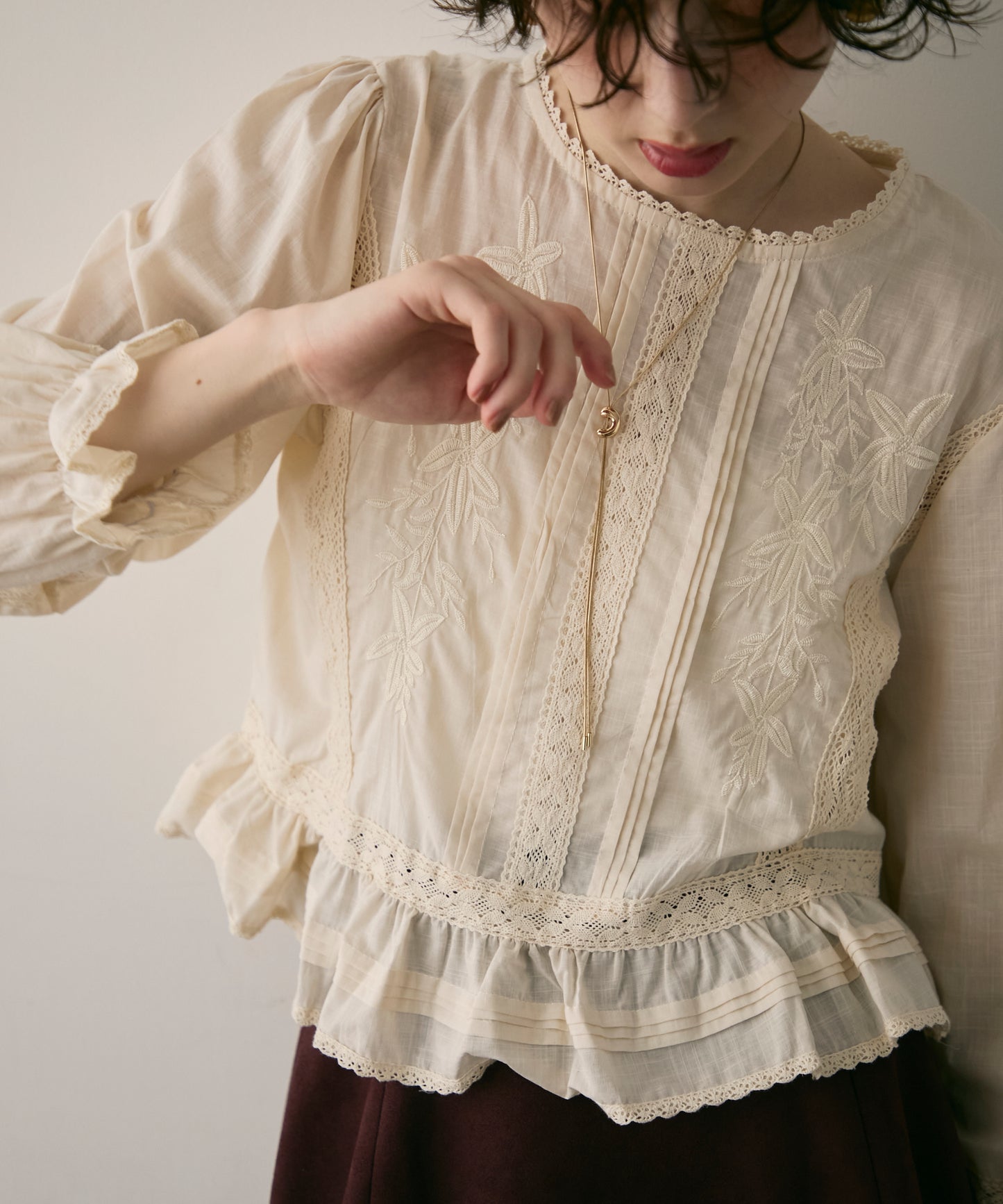フォークロア刺繍フリルヘムブラウス