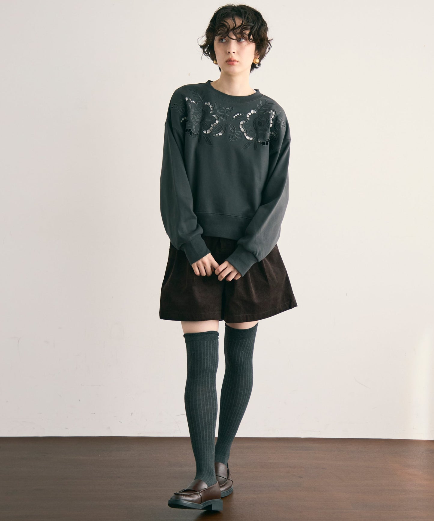 裏毛フラワーカットワーク刺繍プルオーバー