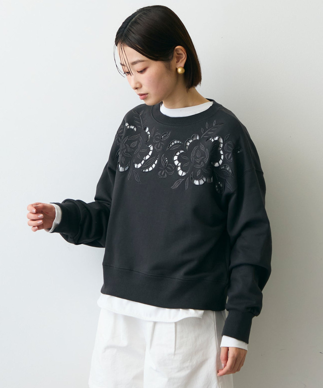 裏毛フラワーカットワーク刺繍プルオーバー