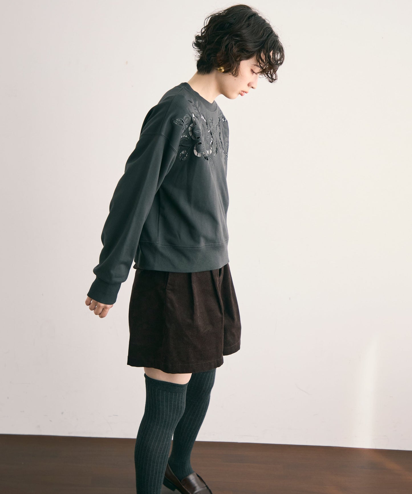 裏毛フラワーカットワーク刺繍プルオーバー