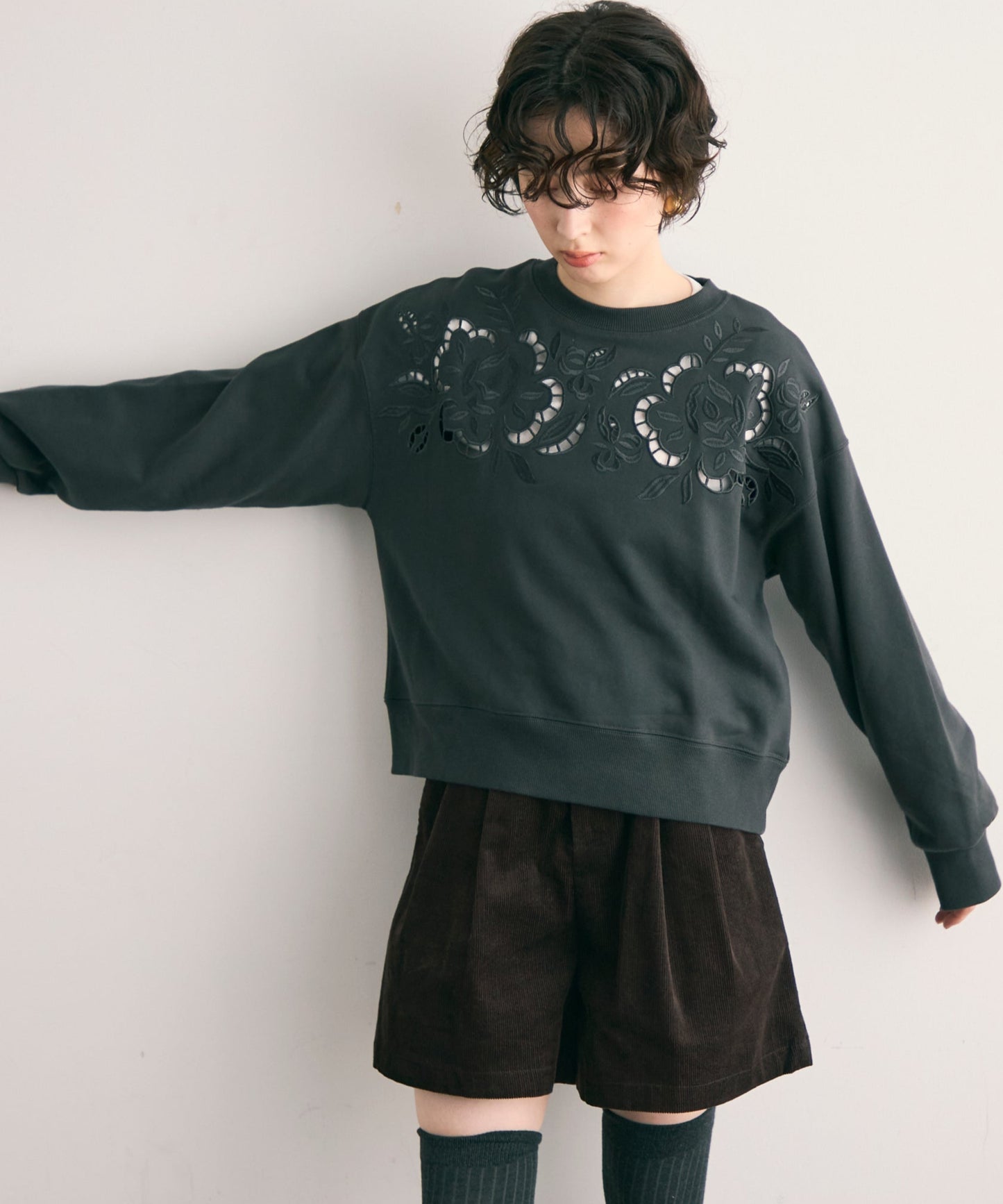 裏毛フラワーカットワーク刺繍プルオーバー