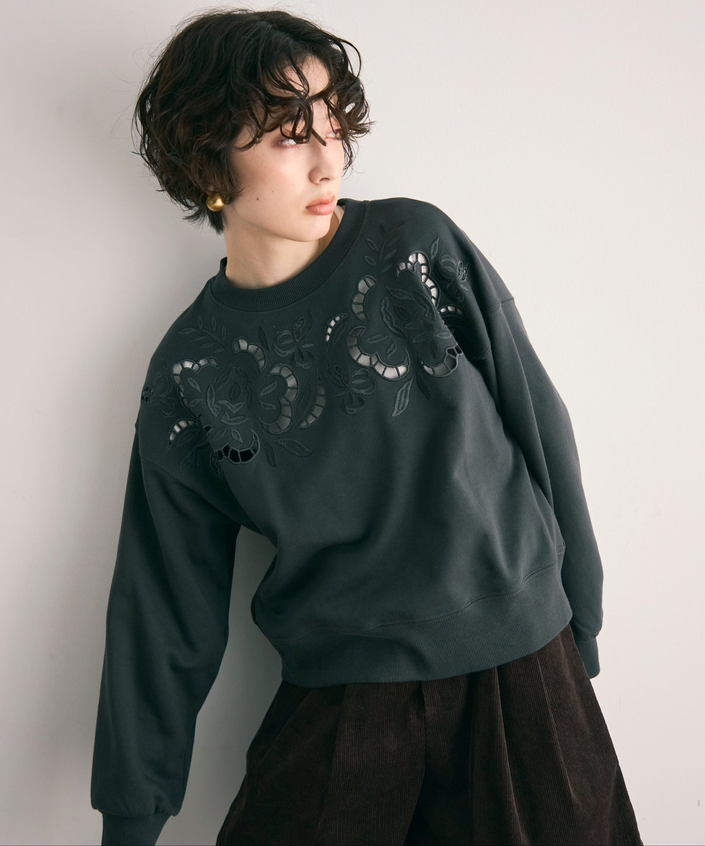 裏毛フラワーカットワーク刺繍プルオーバー