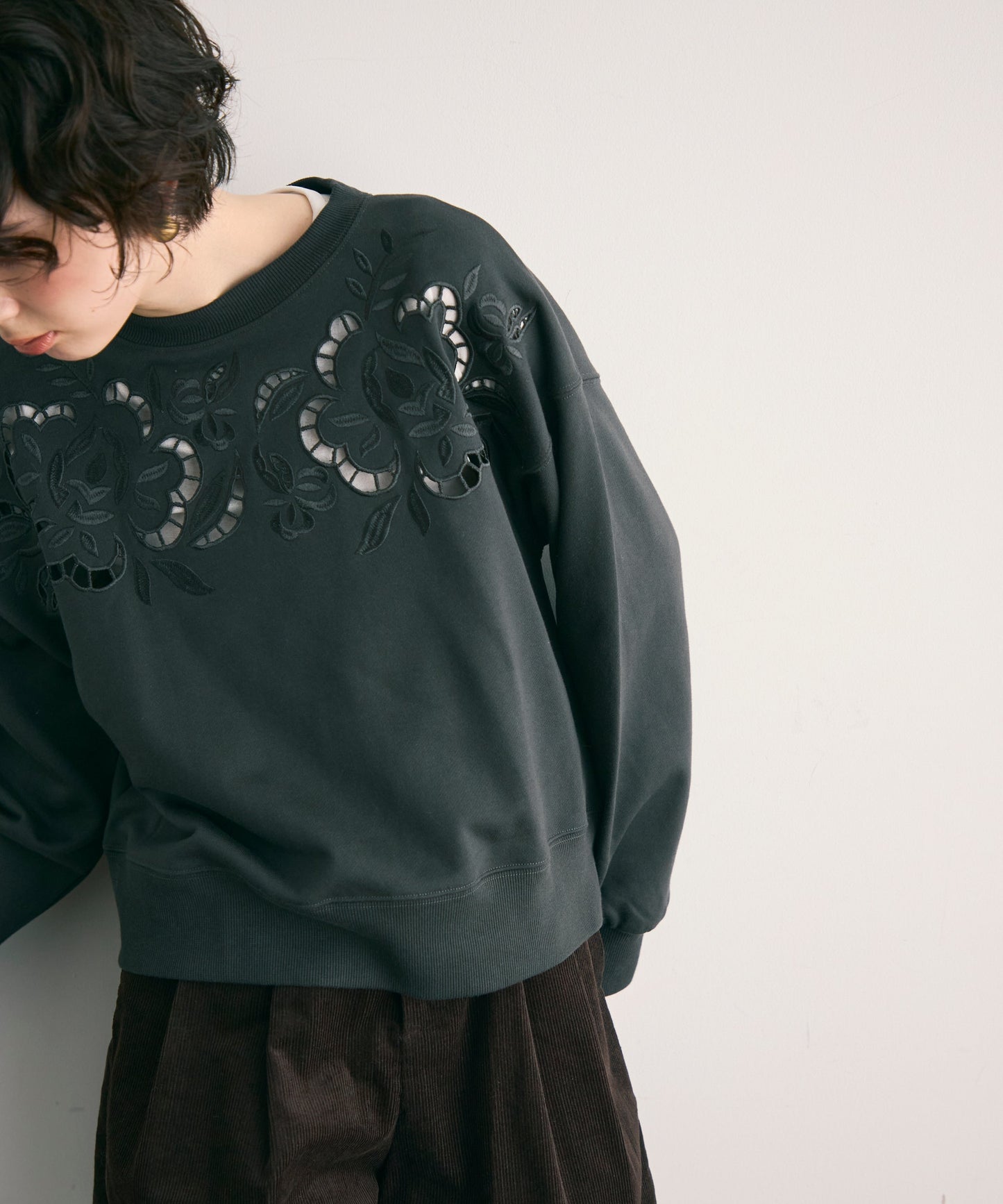 裏毛フラワーカットワーク刺繍プルオーバー