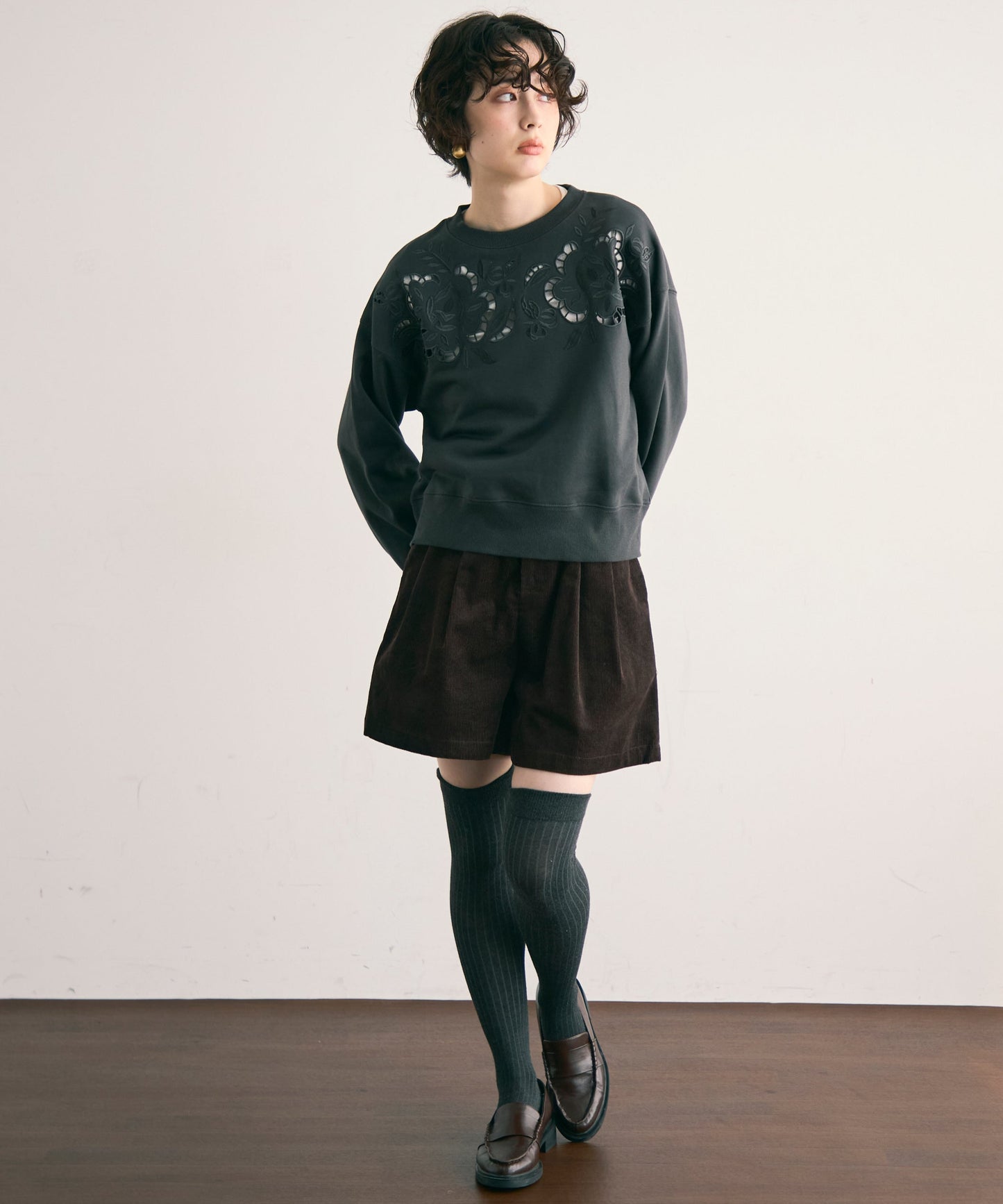 裏毛フラワーカットワーク刺繍プルオーバー