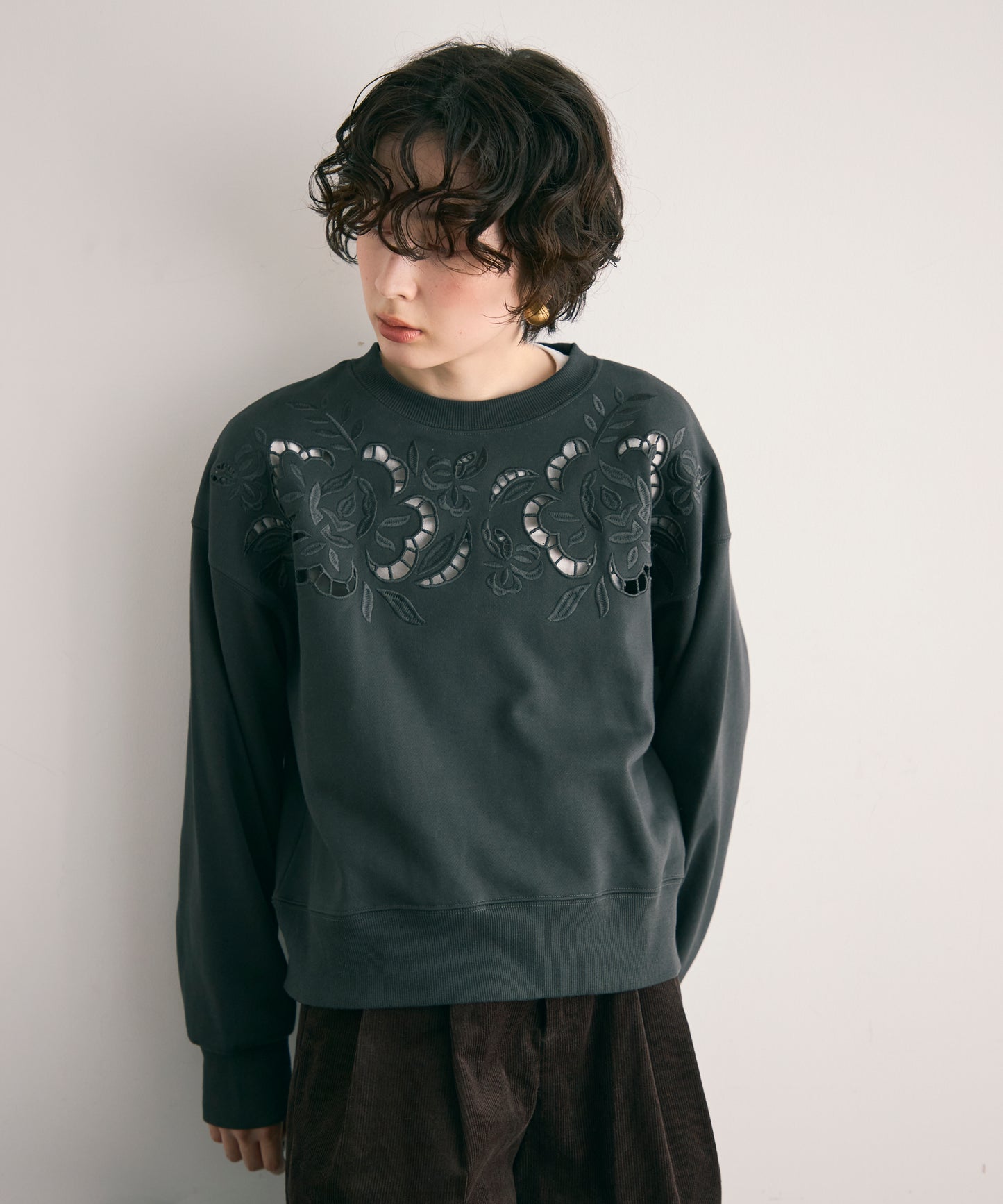 裏毛フラワーカットワーク刺繍プルオーバー