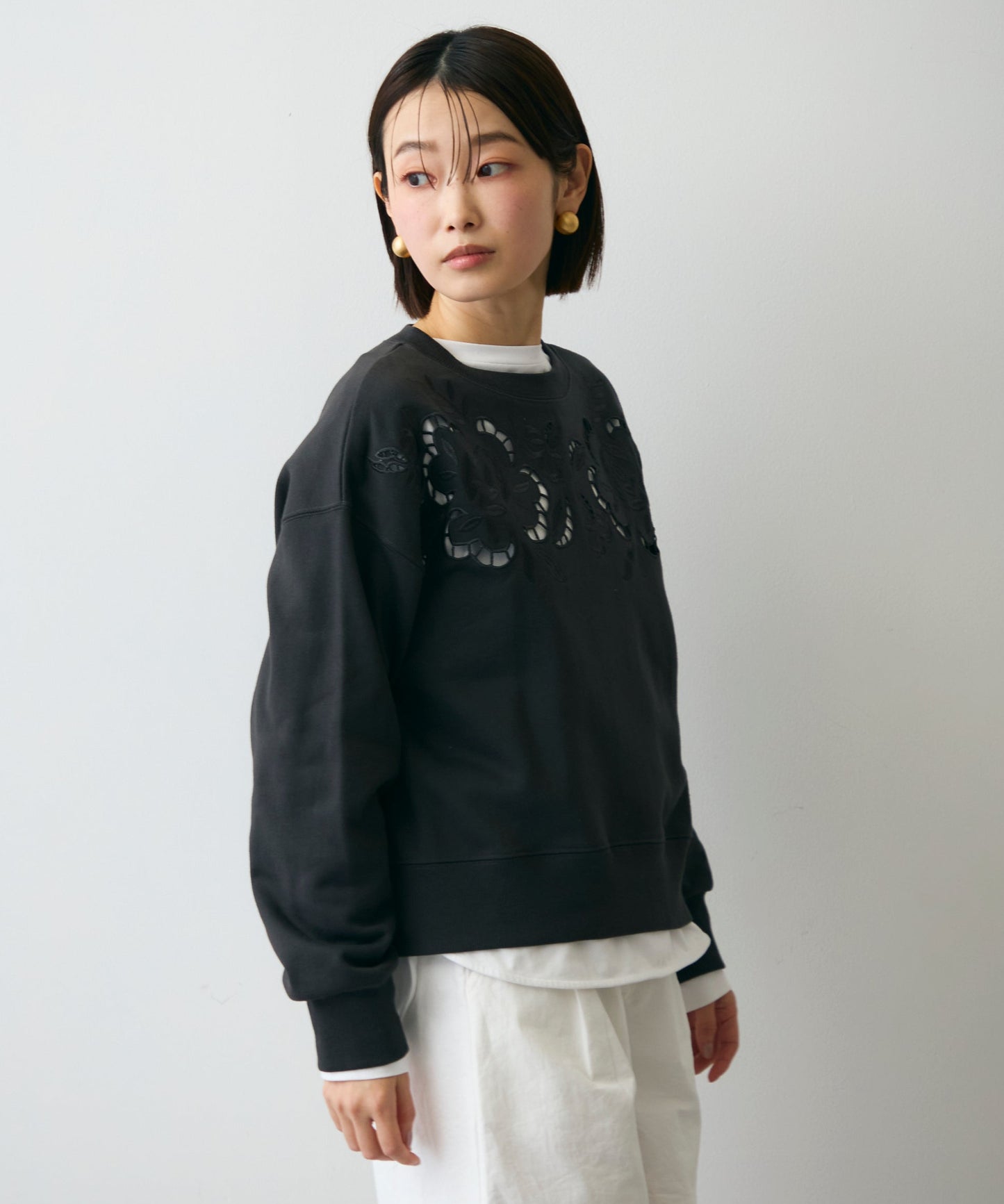 裏毛フラワーカットワーク刺繍プルオーバー