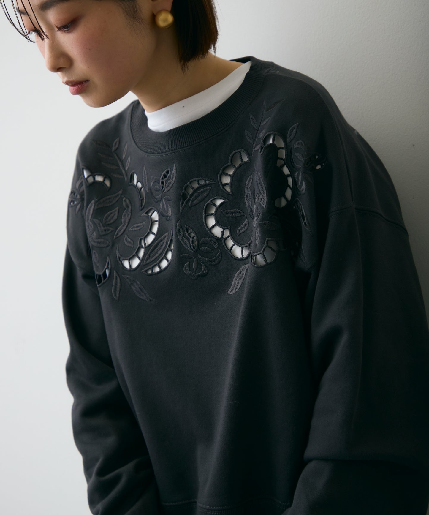 裏毛フラワーカットワーク刺繍プルオーバー