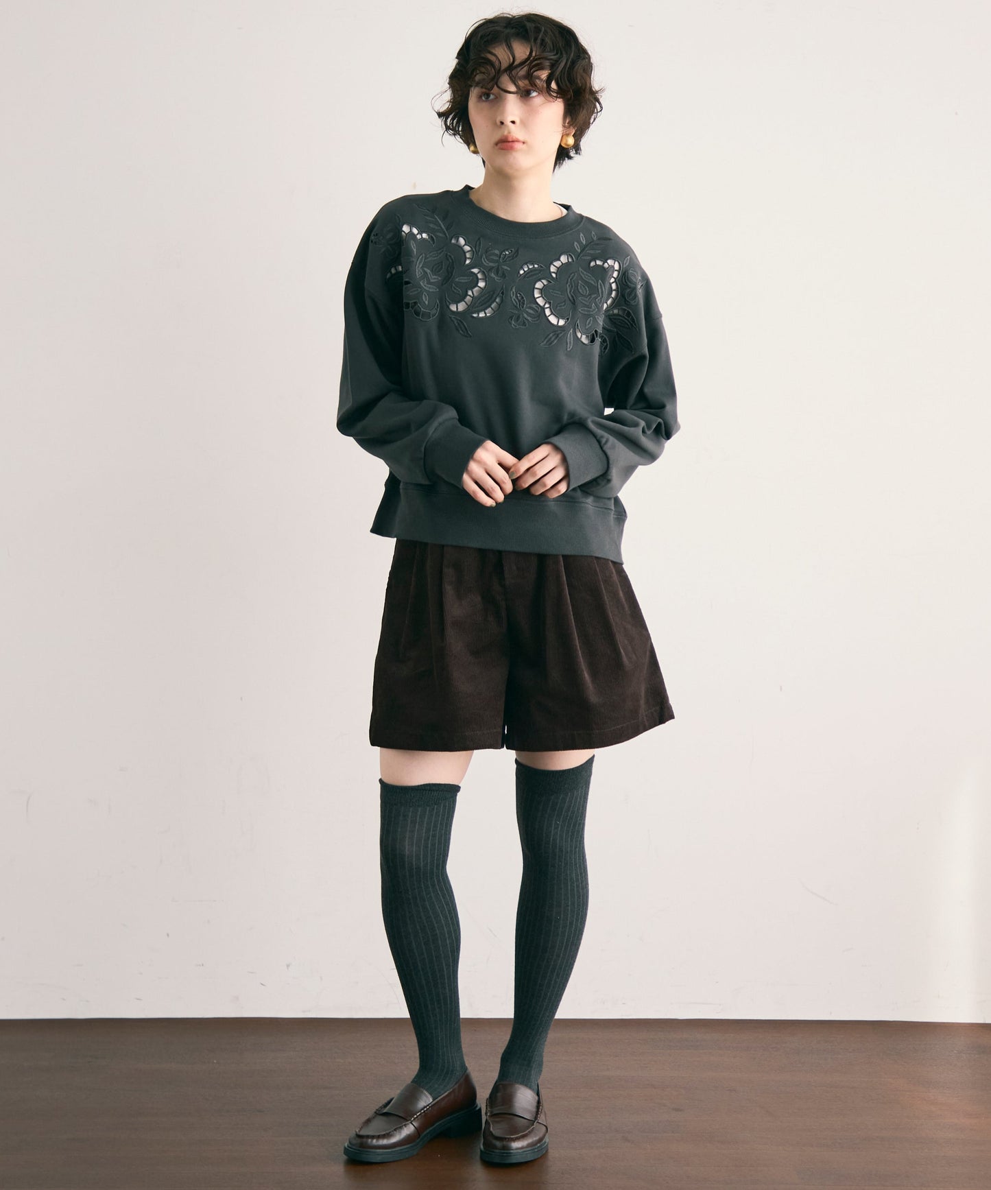 裏毛フラワーカットワーク刺繍プルオーバー