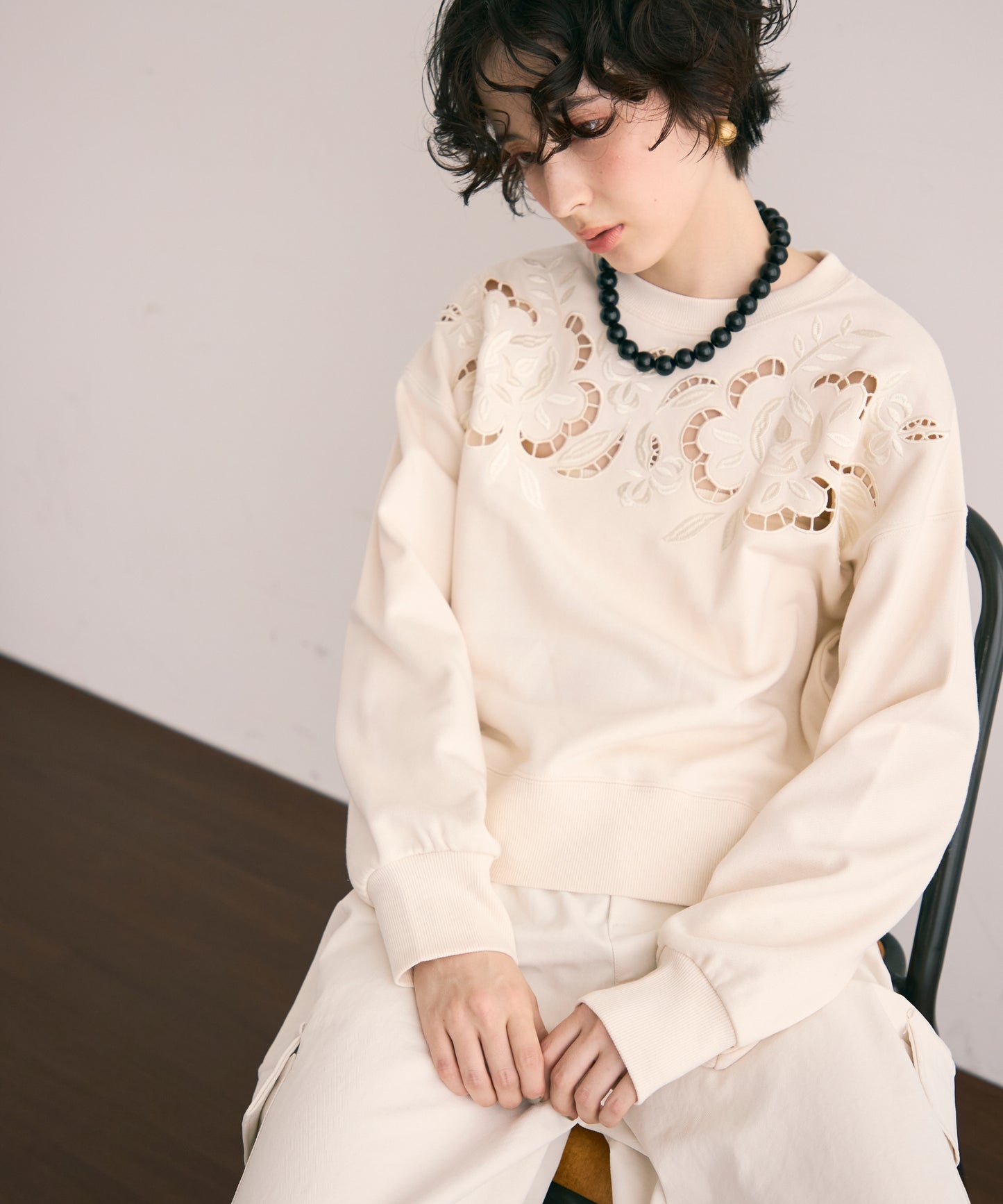 裏毛フラワーカットワーク刺繍プルオーバー