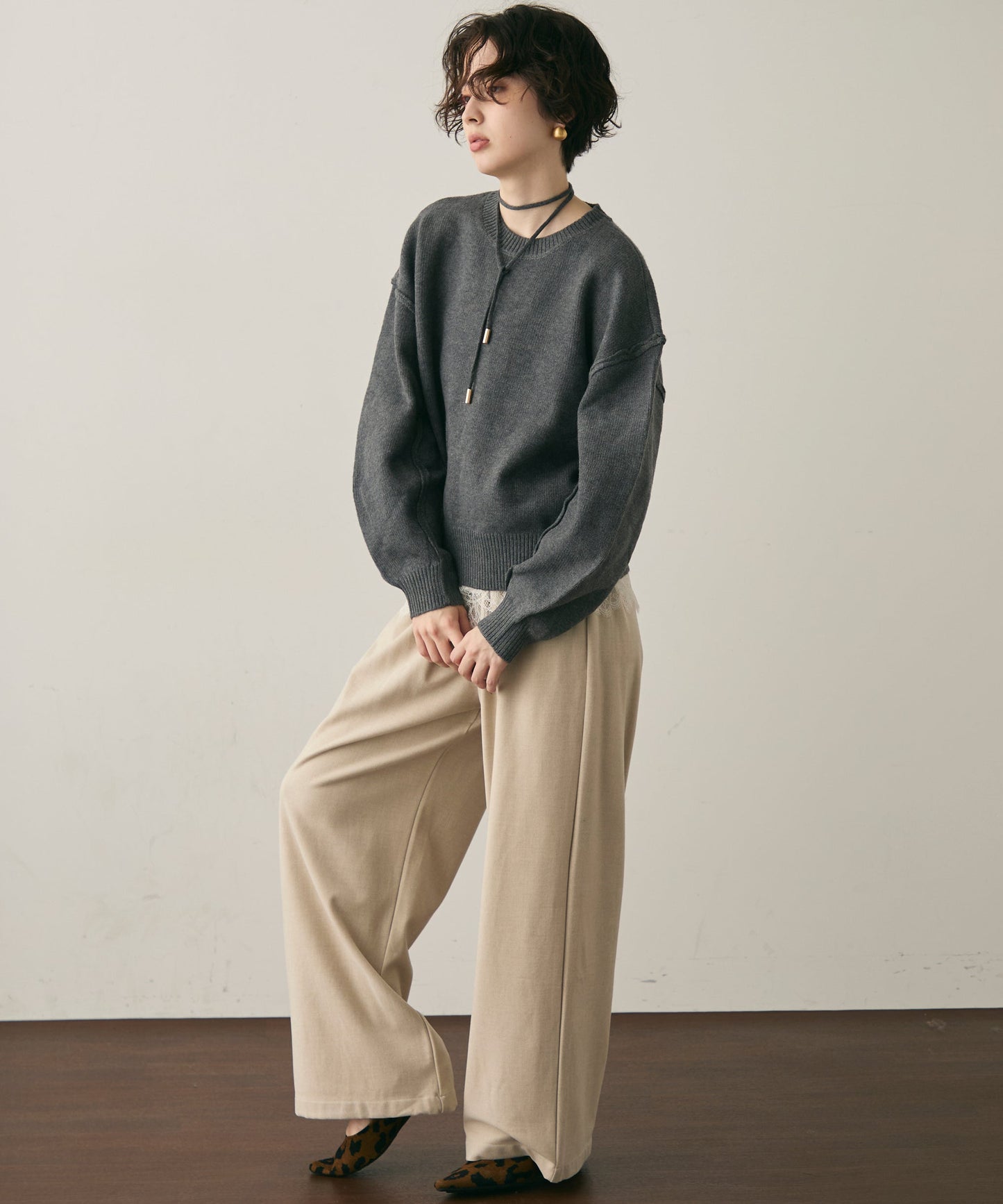 チョーカー付きニットプルオーバー