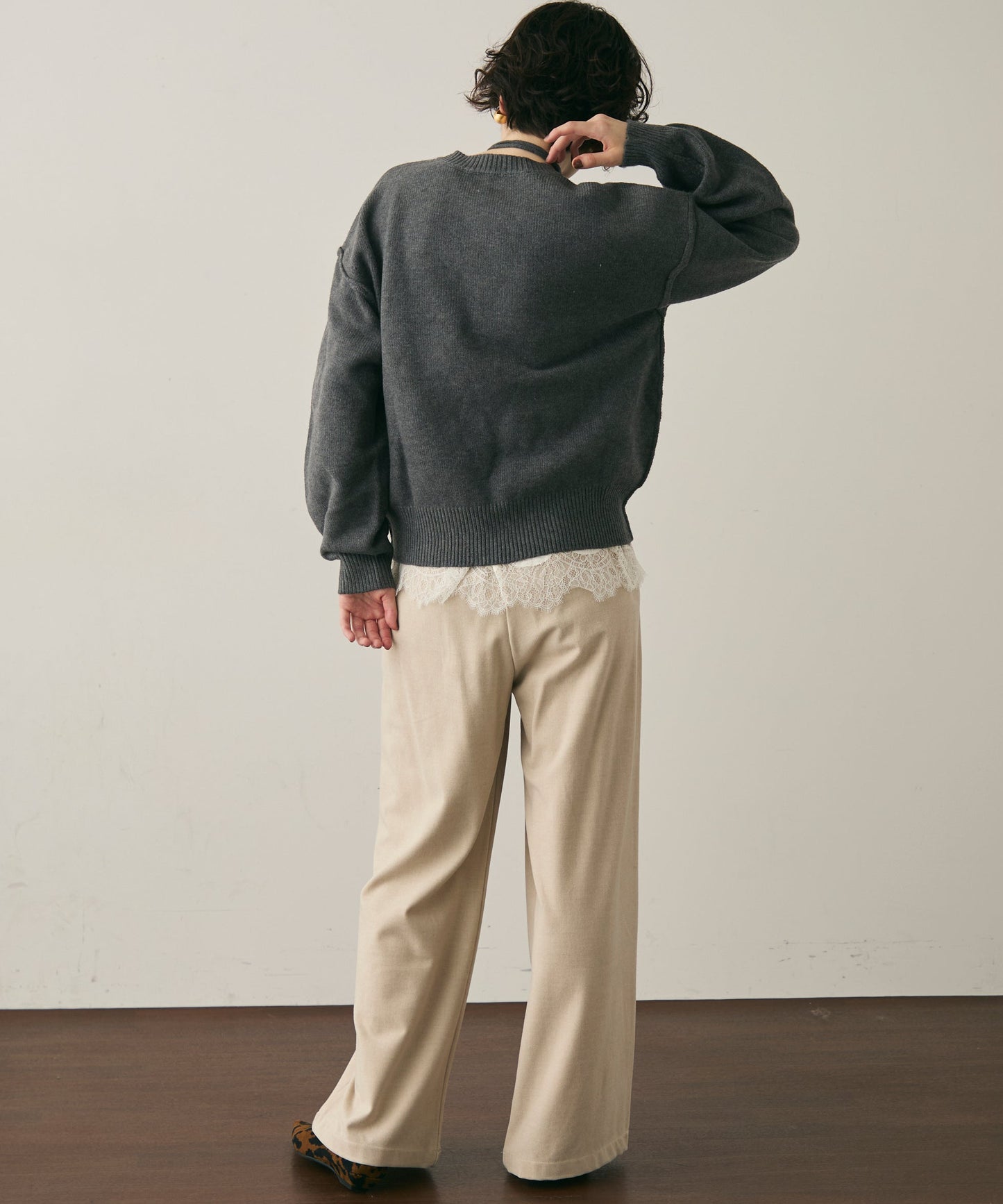 チョーカー付きニットプルオーバー