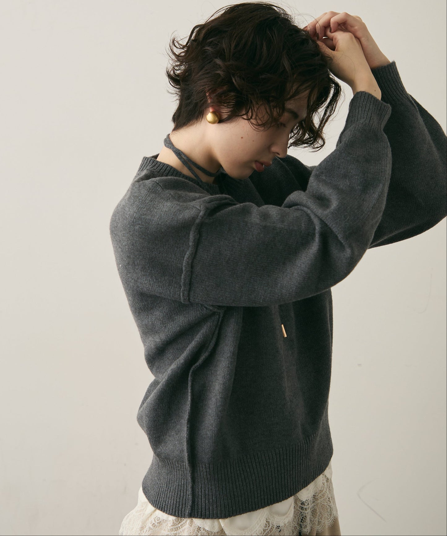 チョーカー付きニットプルオーバー
