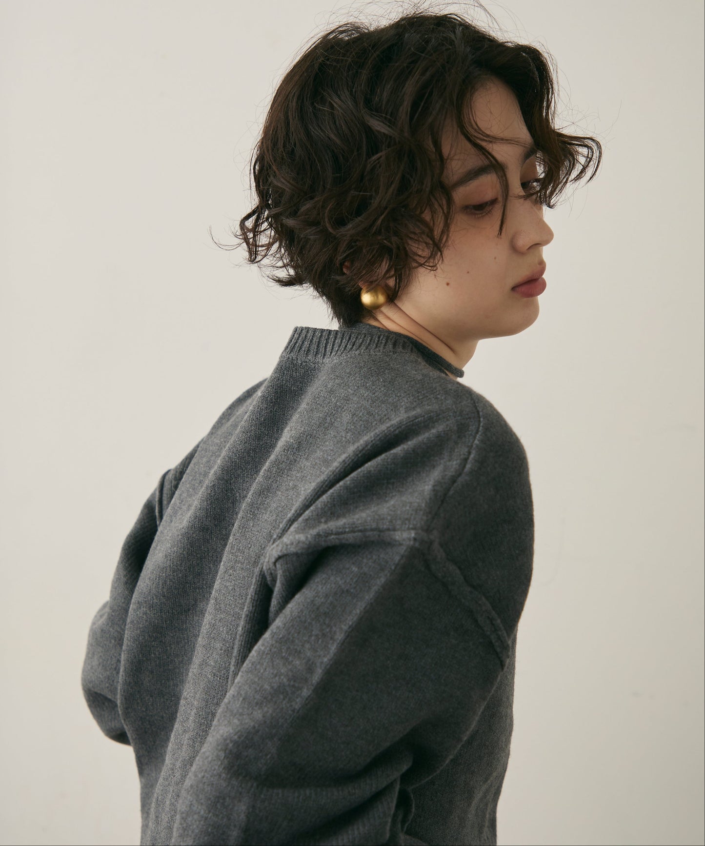 チョーカー付きニットプルオーバー