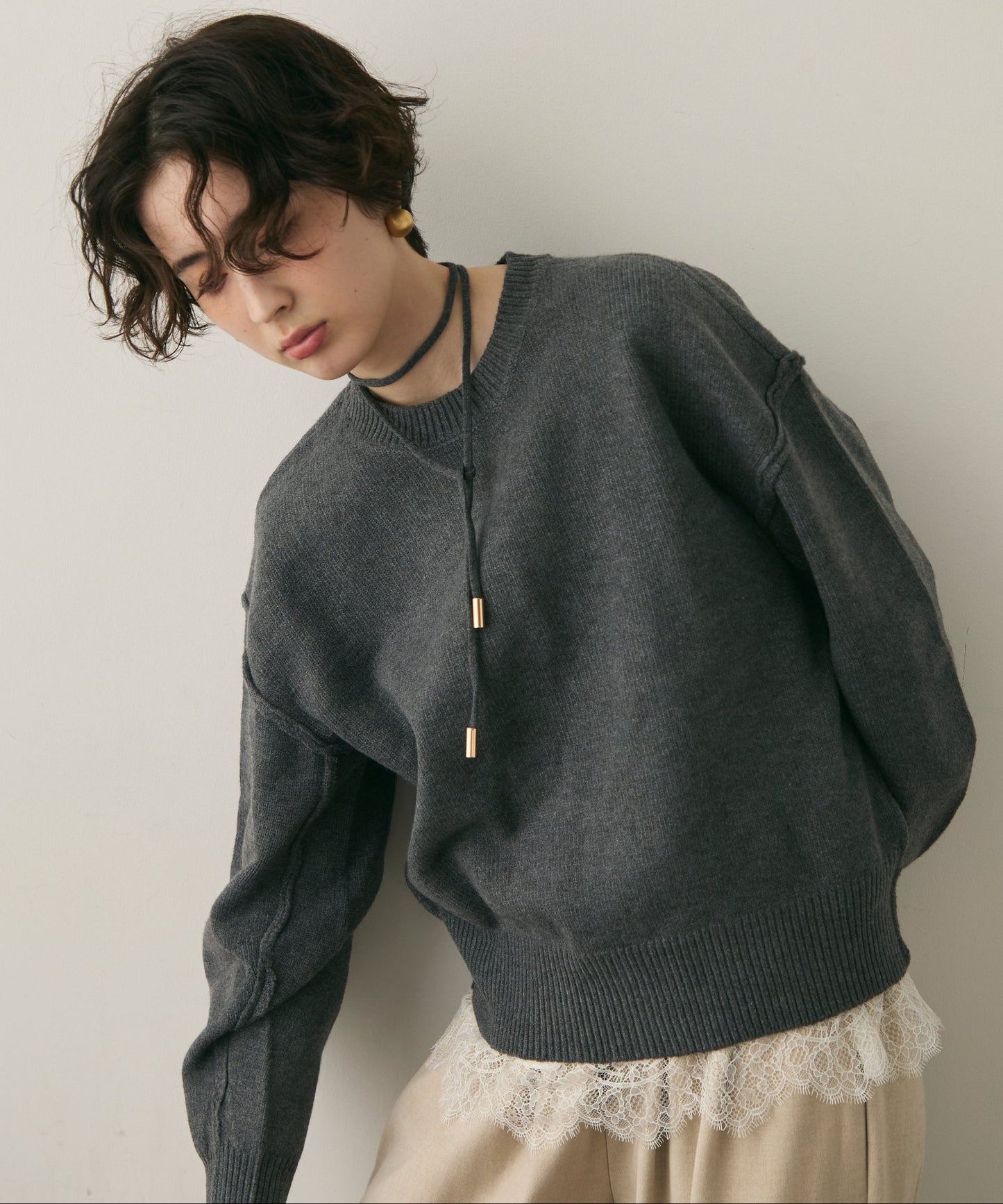 チョーカー付きニットプルオーバー