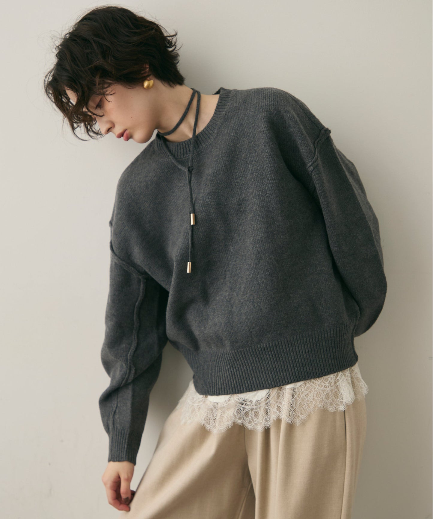 チョーカー付きニットプルオーバー