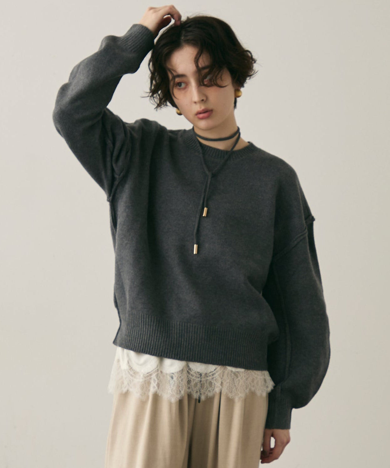 チョーカー付きニットプルオーバー