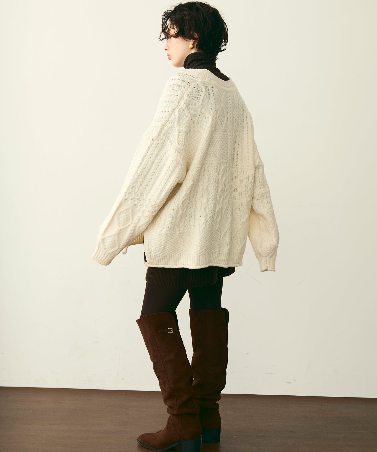 バルキーケーブル編みニットプルオーバー