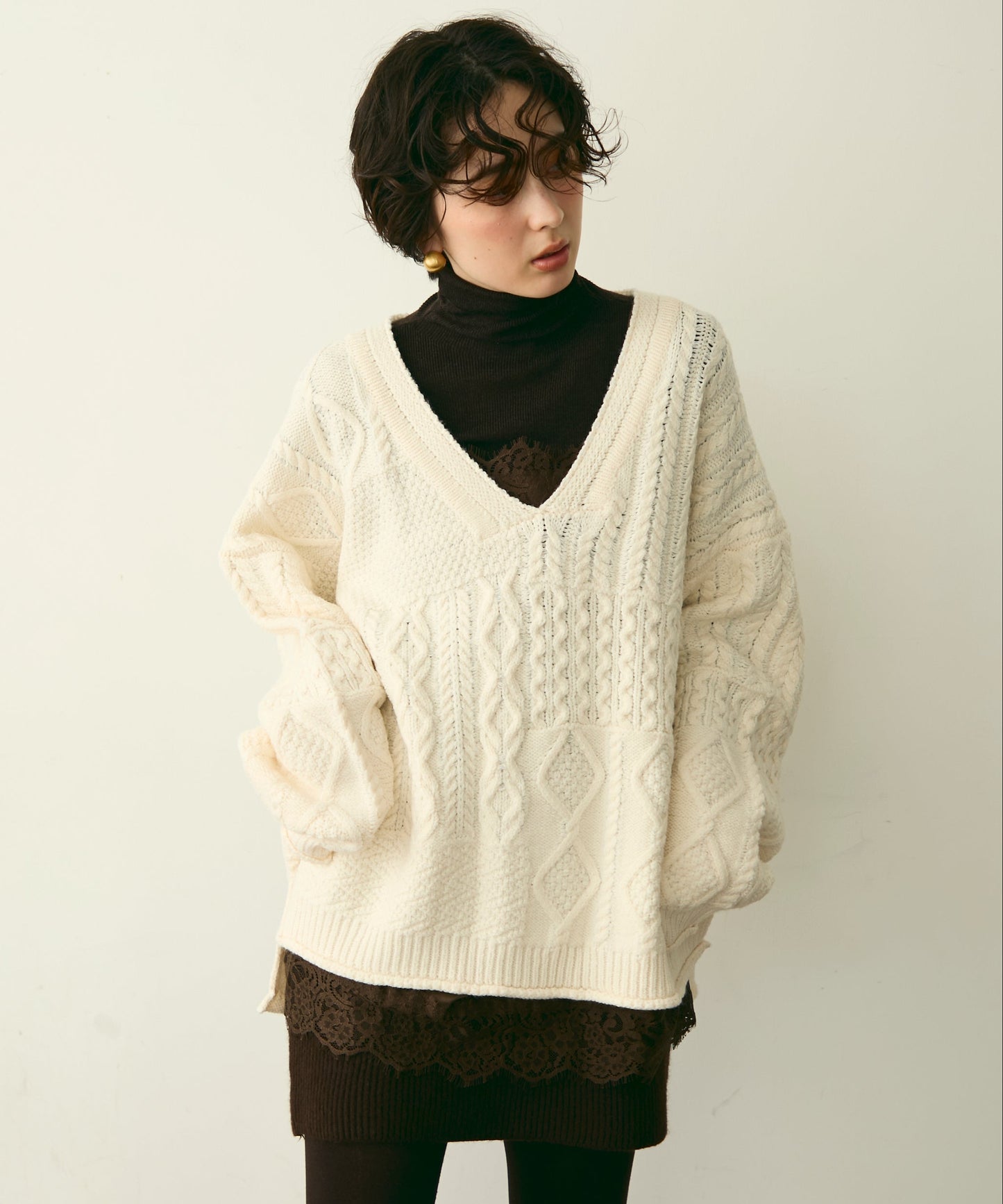 バルキーケーブル編みニットプルオーバー