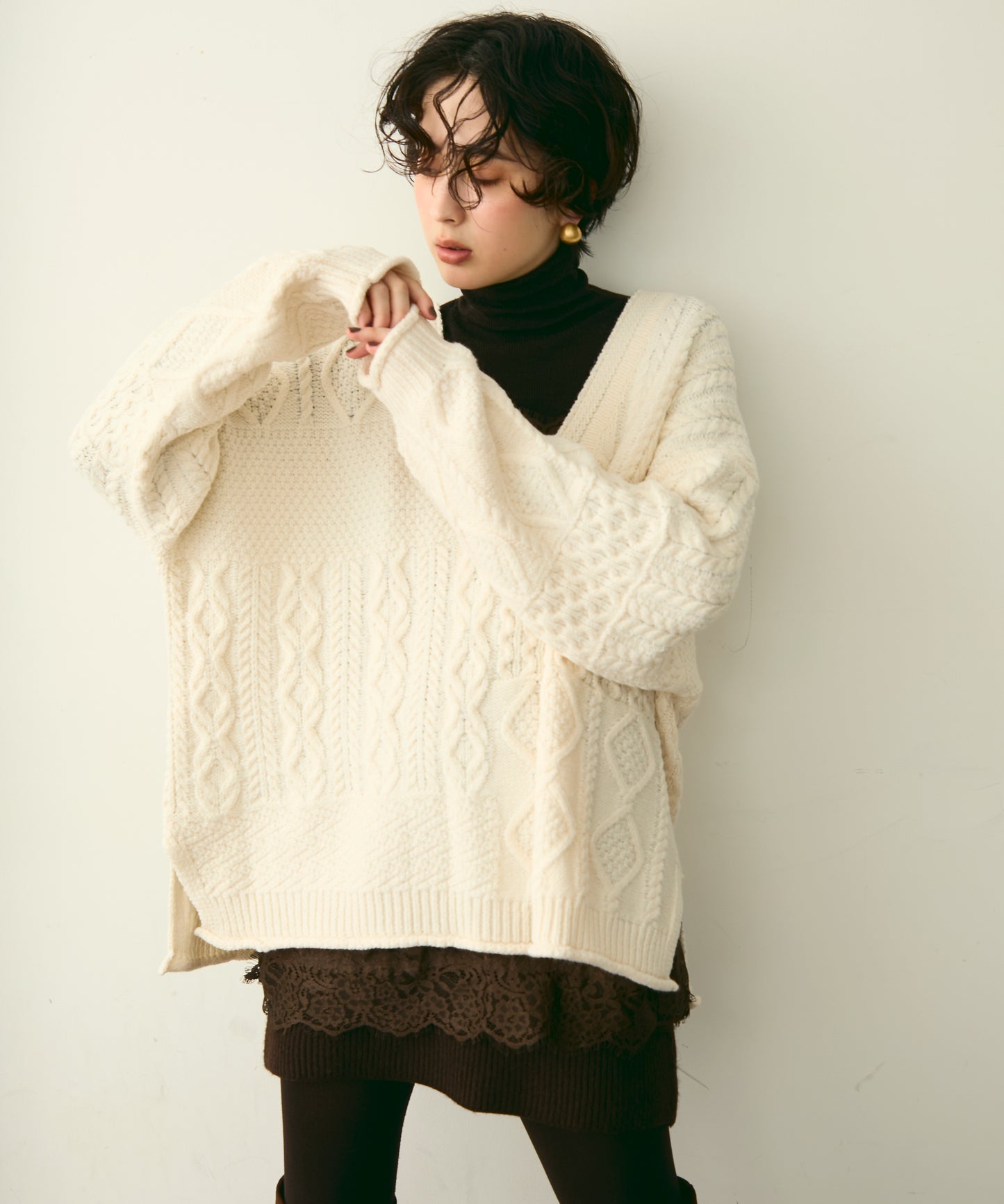 バルキーケーブル編みニットプルオーバー