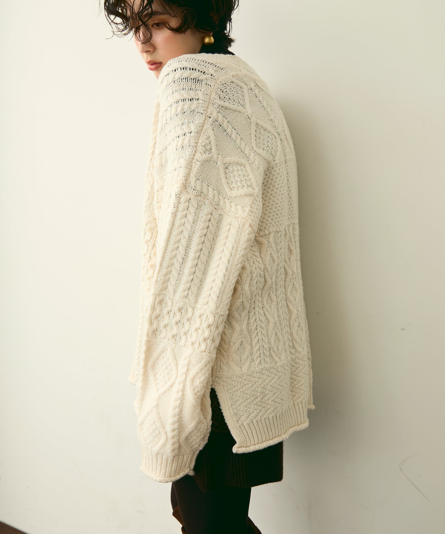 バルキーケーブル編みニットプルオーバー