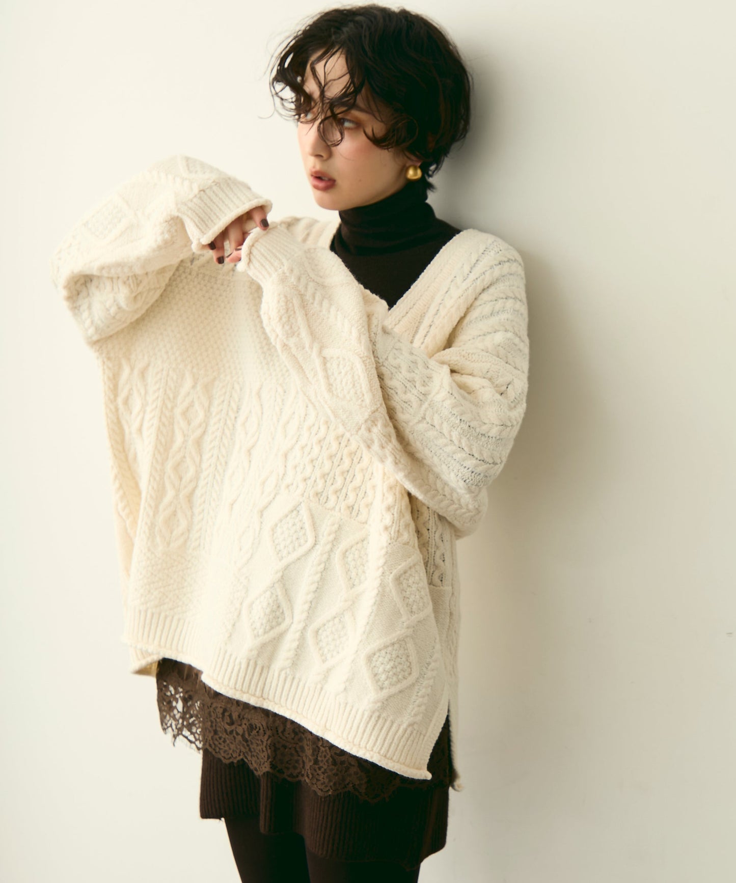 バルキーケーブル編みニットプルオーバー