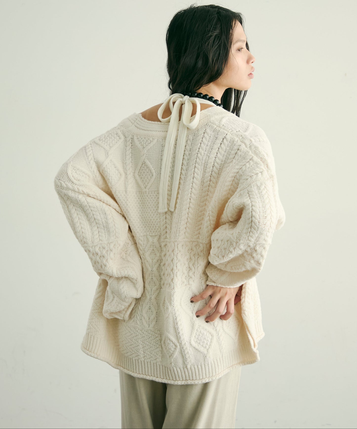バルキーケーブル編みニットプルオーバー