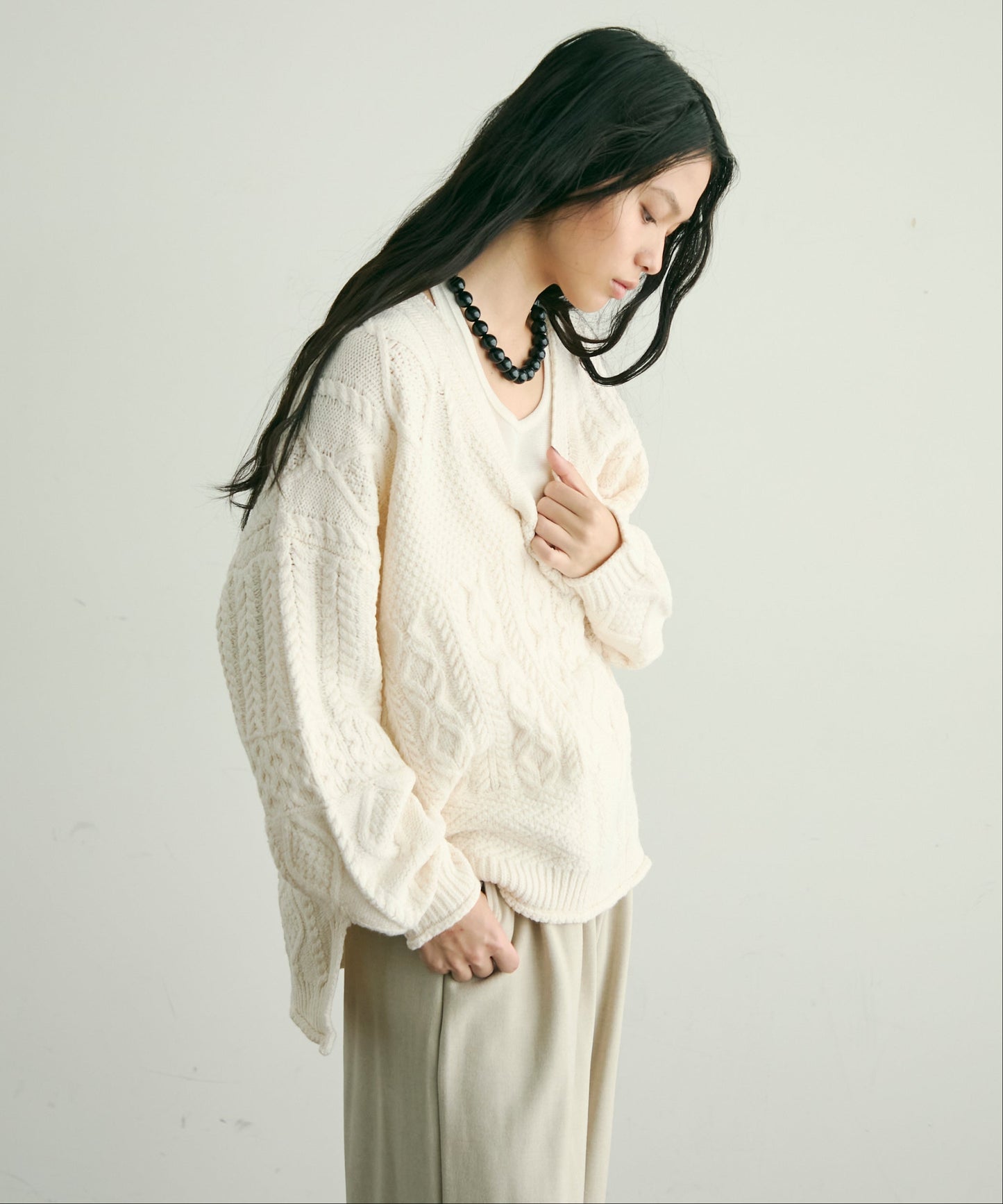 バルキーケーブル編みニットプルオーバー