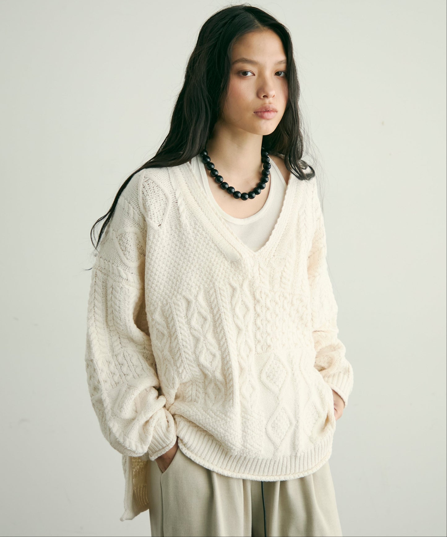 バルキーケーブル編みニットプルオーバー