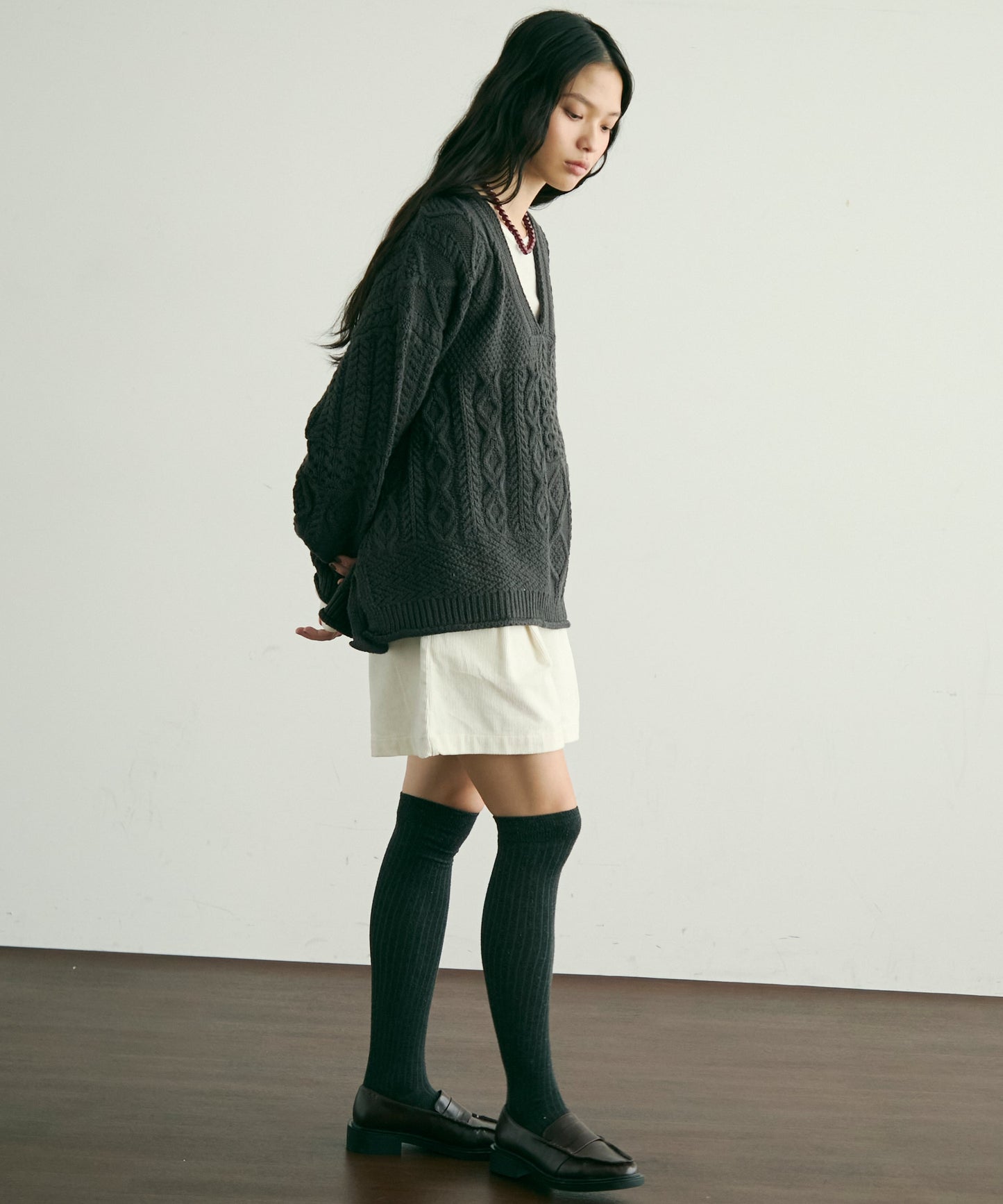 バルキーケーブル編みニットプルオーバー